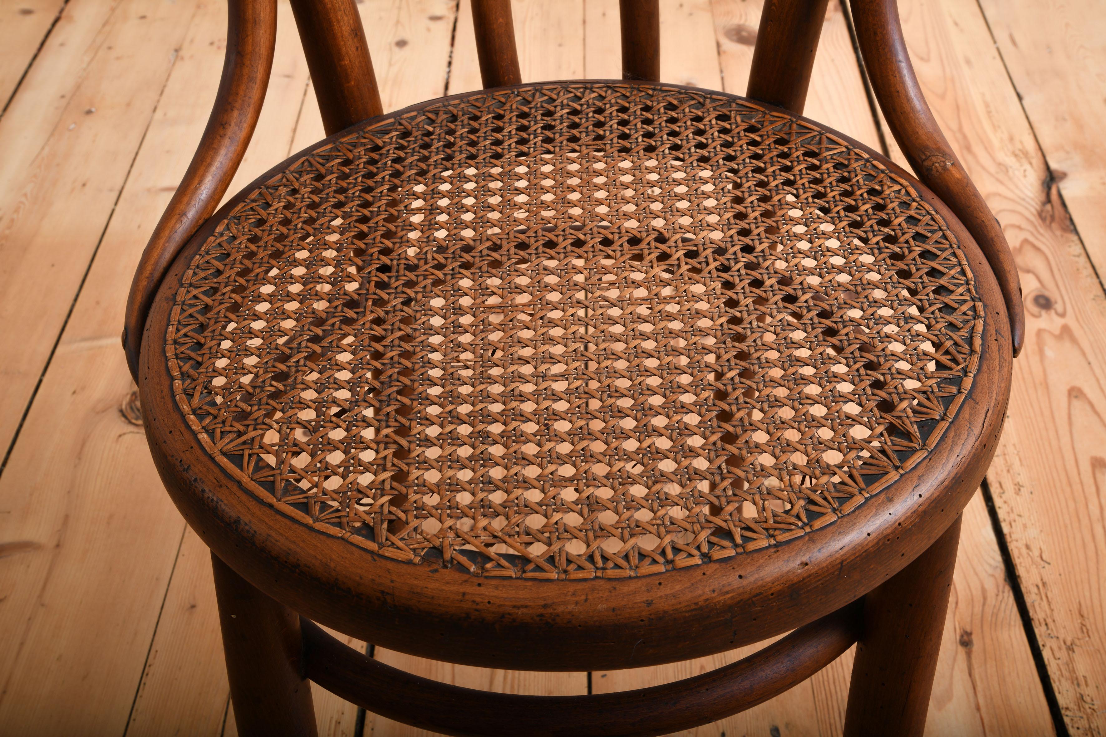 Ensemble de quatre chaises en bois courbé produites par Kohn au début du 20e siècle en vente 8