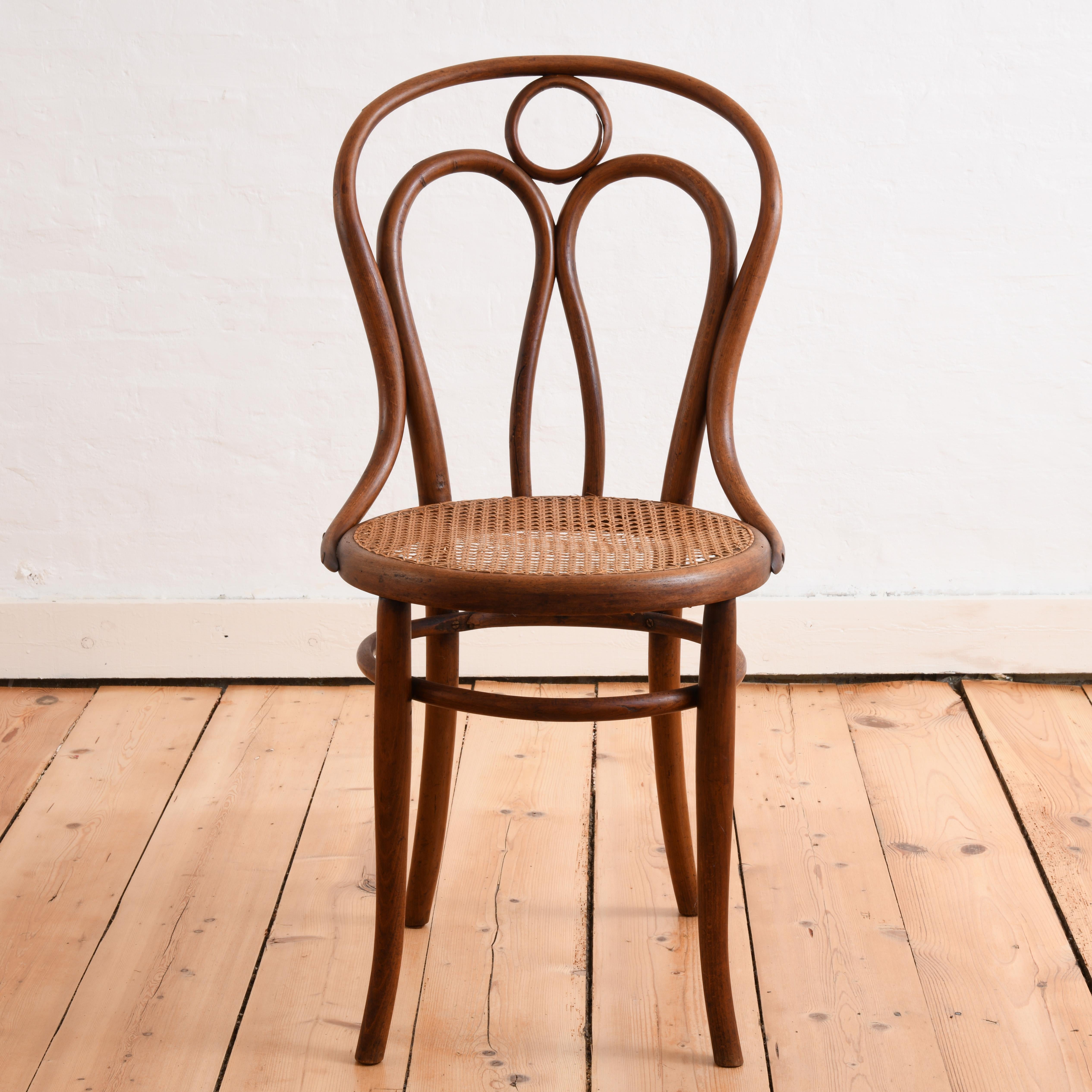 Ensemble de quatre chaises en bois courbé produites par Kohn au début du 20e siècle Bon état - En vente à SAINT-YRIEIX-SUR-CHARENTE, FR