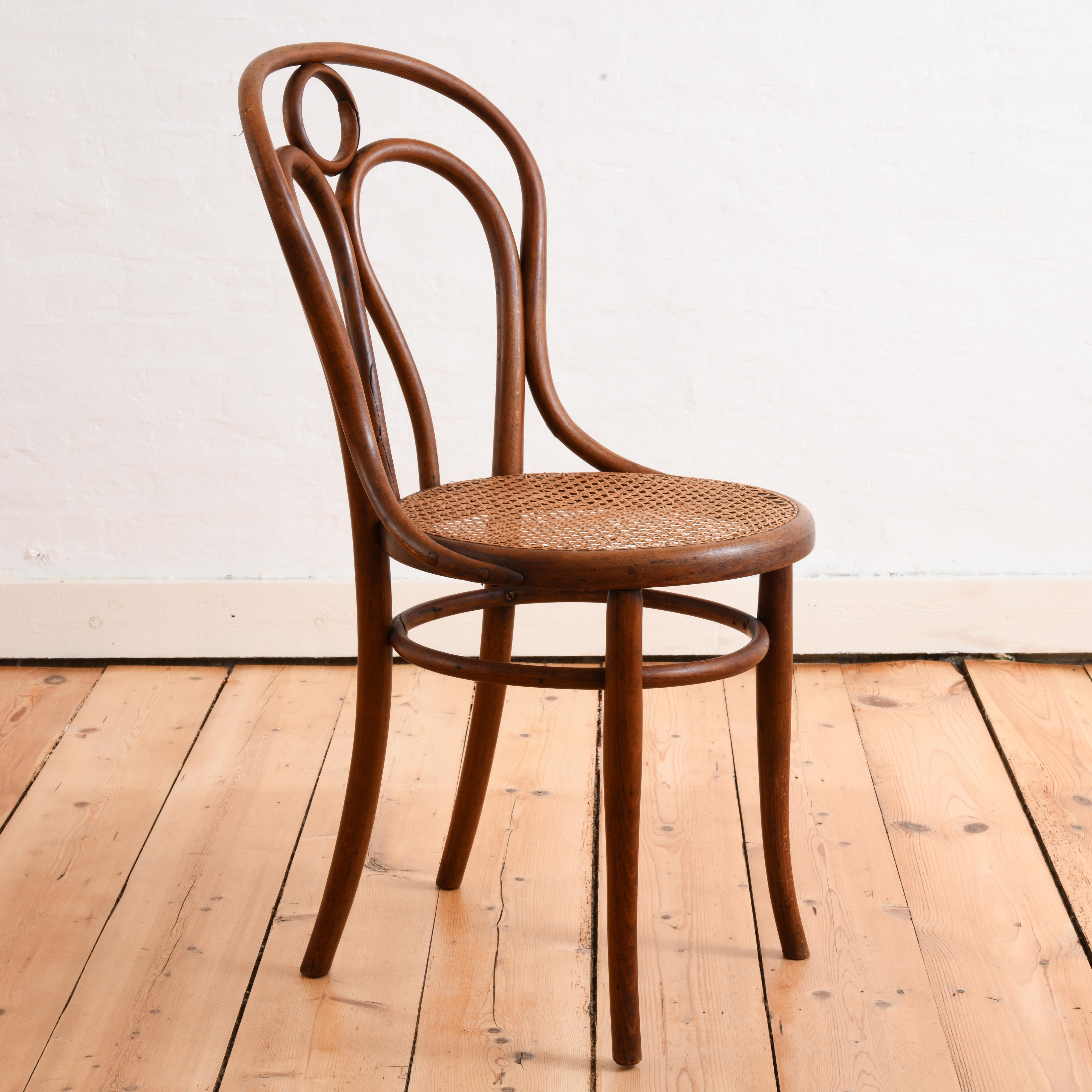 20ième siècle Ensemble de quatre chaises en bois courbé produites par Kohn au début du 20e siècle en vente