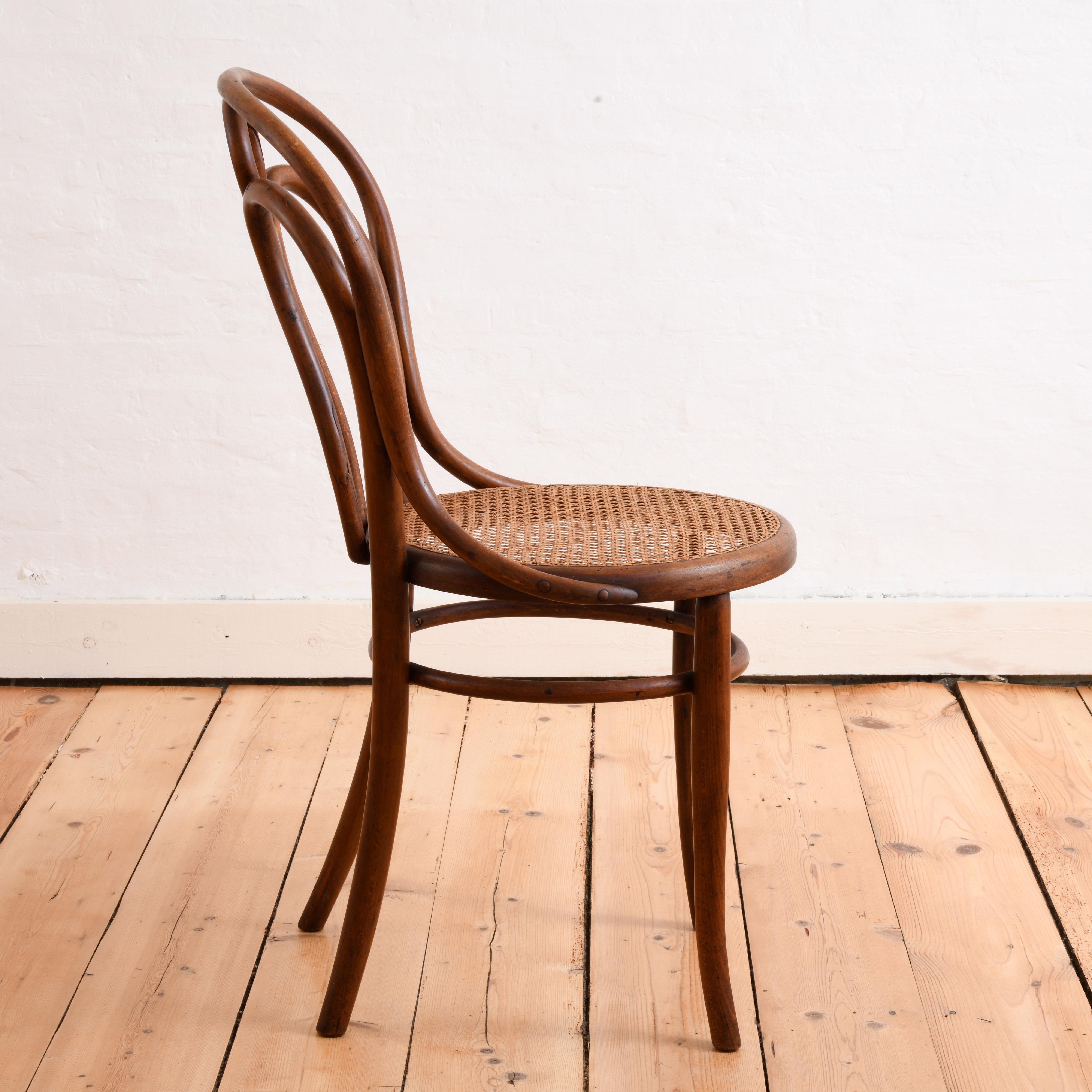 Hêtre Ensemble de quatre chaises en bois courbé produites par Kohn au début du 20e siècle en vente