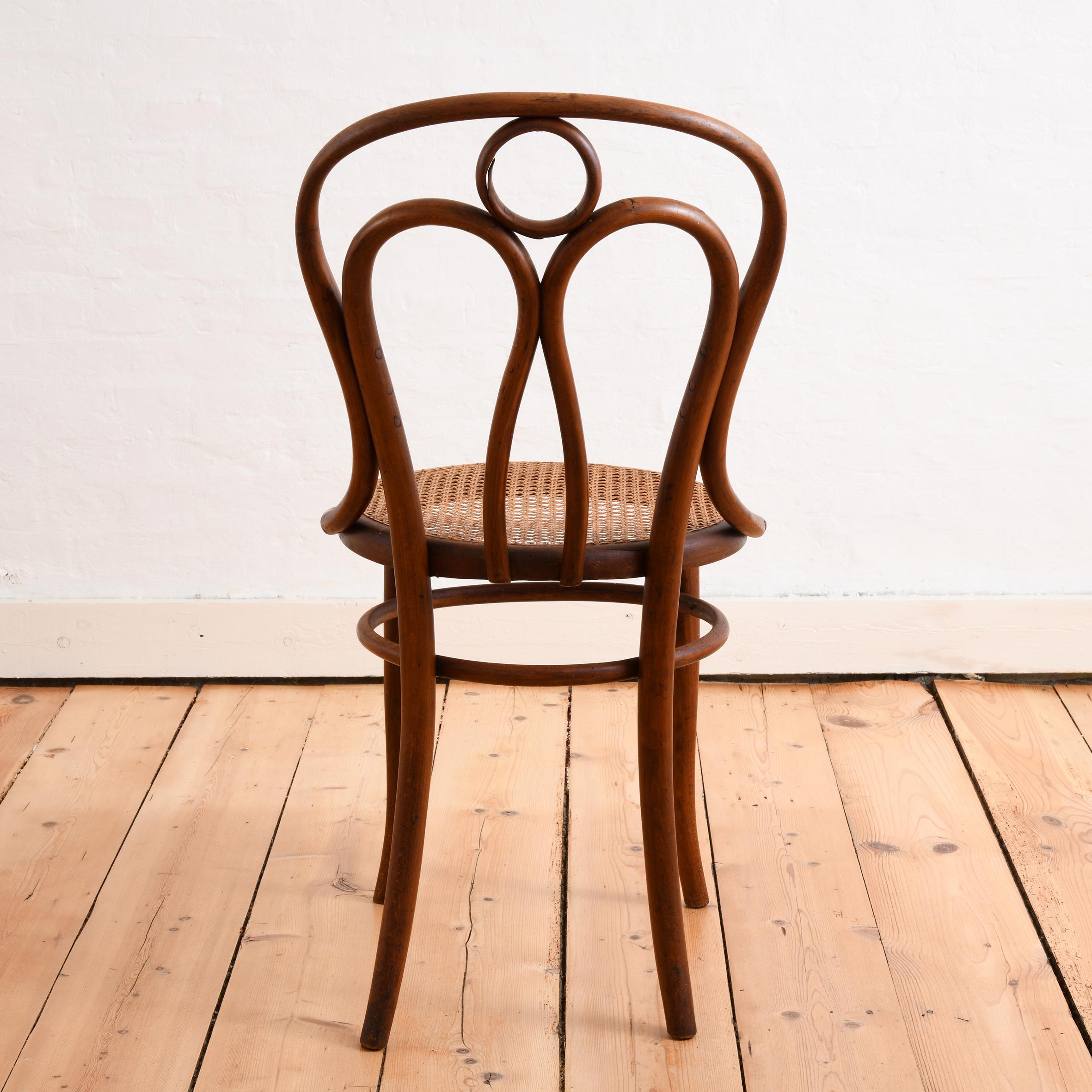 Ensemble de quatre chaises en bois courbé produites par Kohn au début du 20e siècle en vente 1