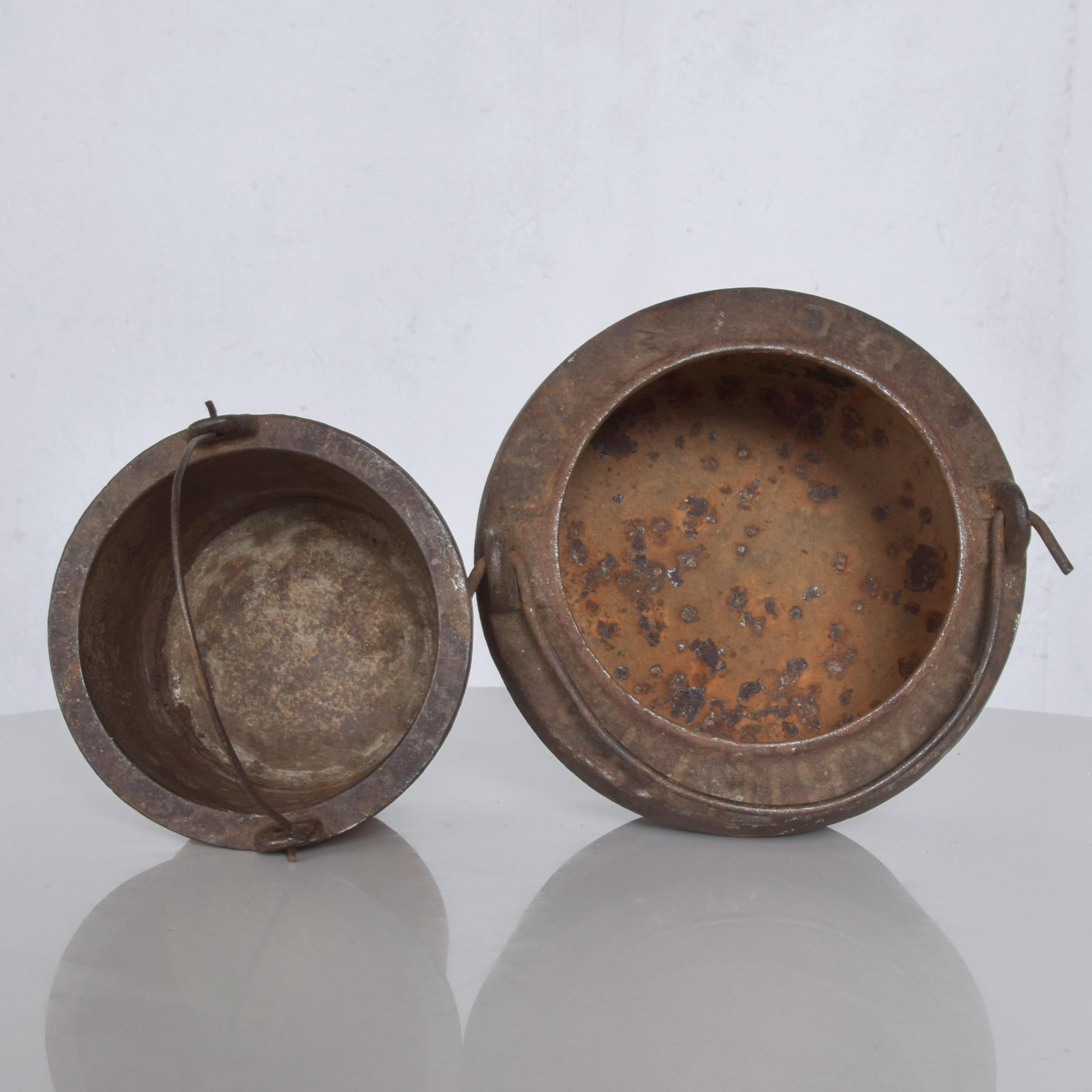 Rustic Set of Foundry Melting Pots Industrial Patinated Cauldron For Sale 1