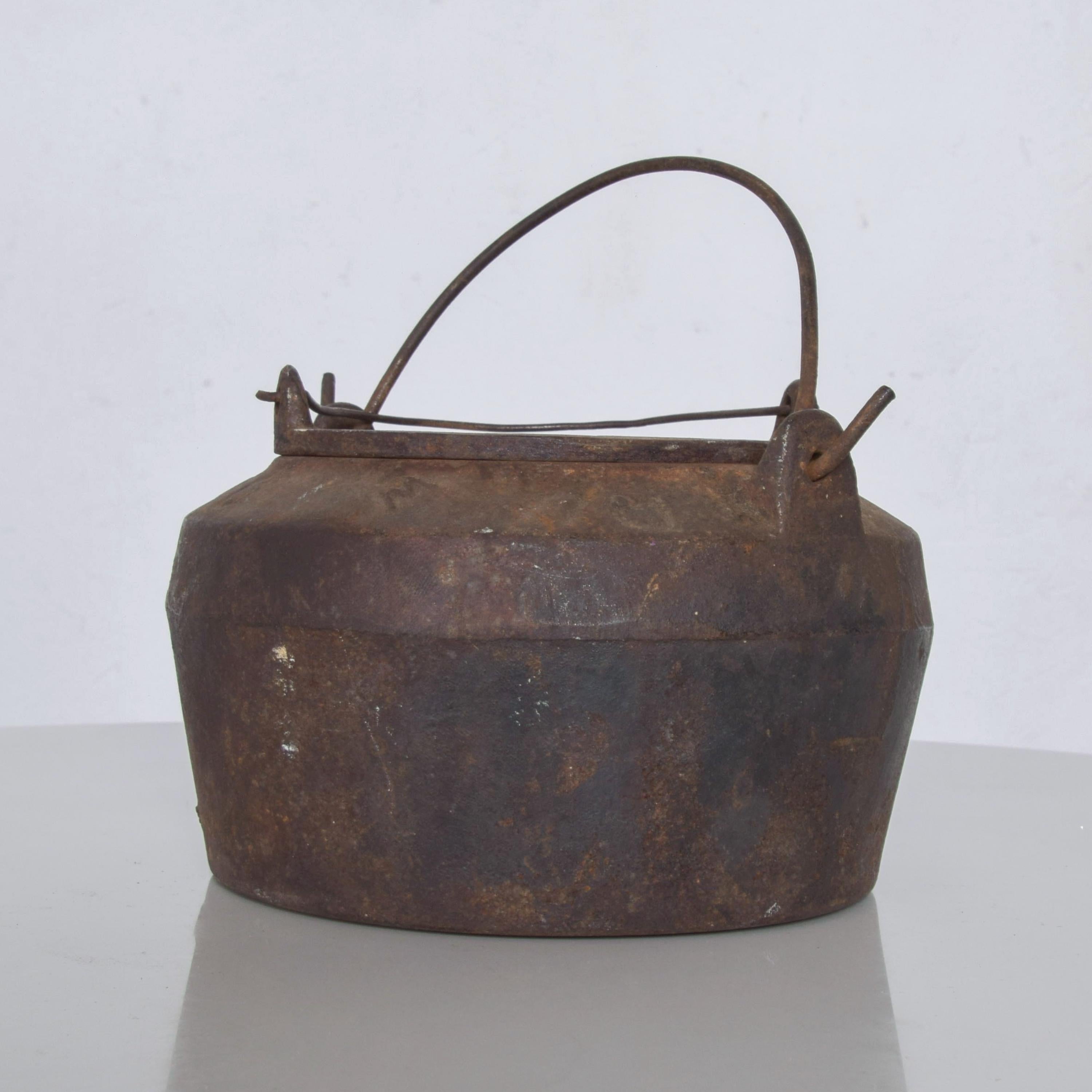 Rustic Set of Foundry Melting Pots Industrial Patinated Cauldron  In Distressed Condition In Chula Vista, CA
