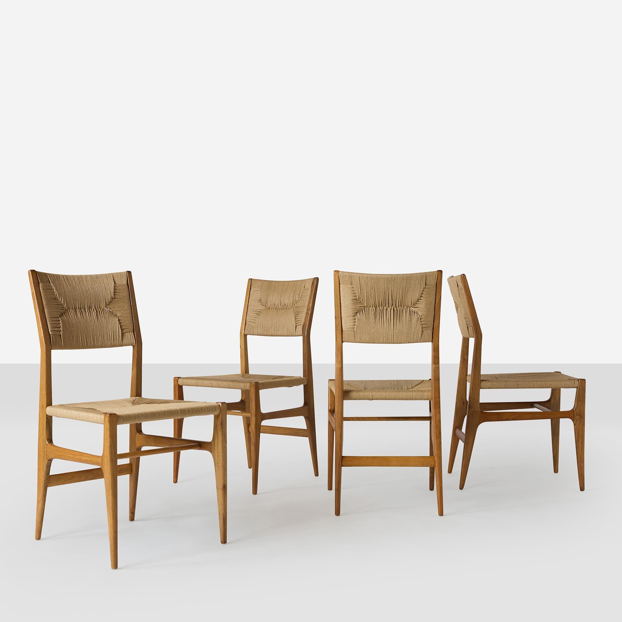 Un set di sedie da pranzo #116 in noce di Gio Ponti per M Singer & Sons di New York.
I telai in noce sono in splendide condizioni d'epoca e le sedute sono state recentemente rivestite di carta.