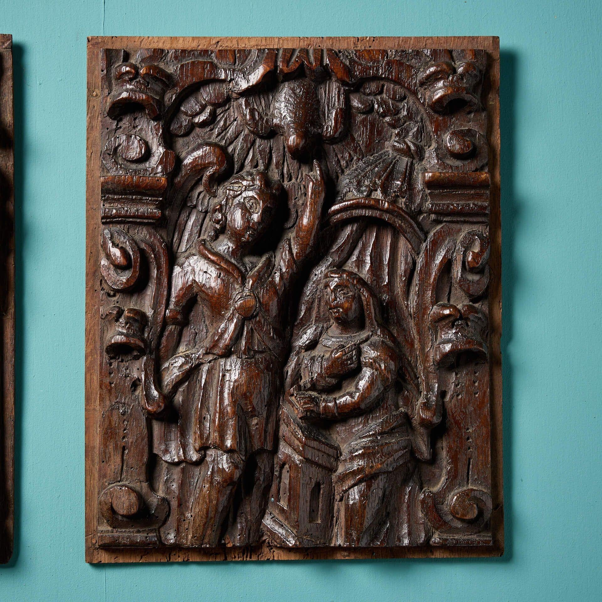 Satz von vier geschnitzten Eichenpanelen mit religiösen Szenen aus dem 17. (Italienisch) im Angebot