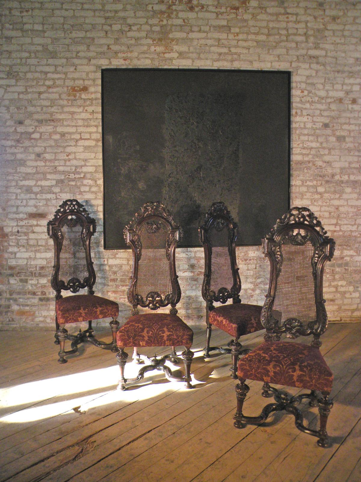 Anglais Ensemble de quatre chaises anglaises William & Mary du XVIIe siècle en noyer en vente