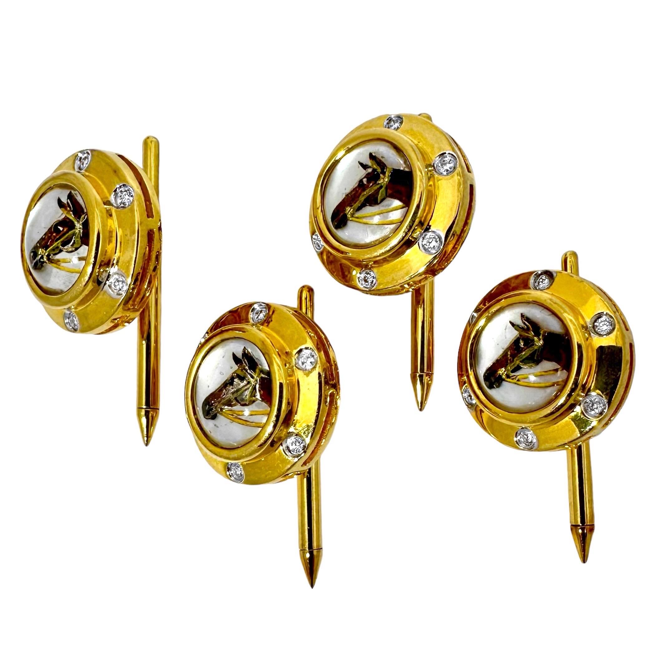 Juego de cuatro botones de oro de 18 quilates con motivo de caballo sobre nácar y diamantes Moderno en venta