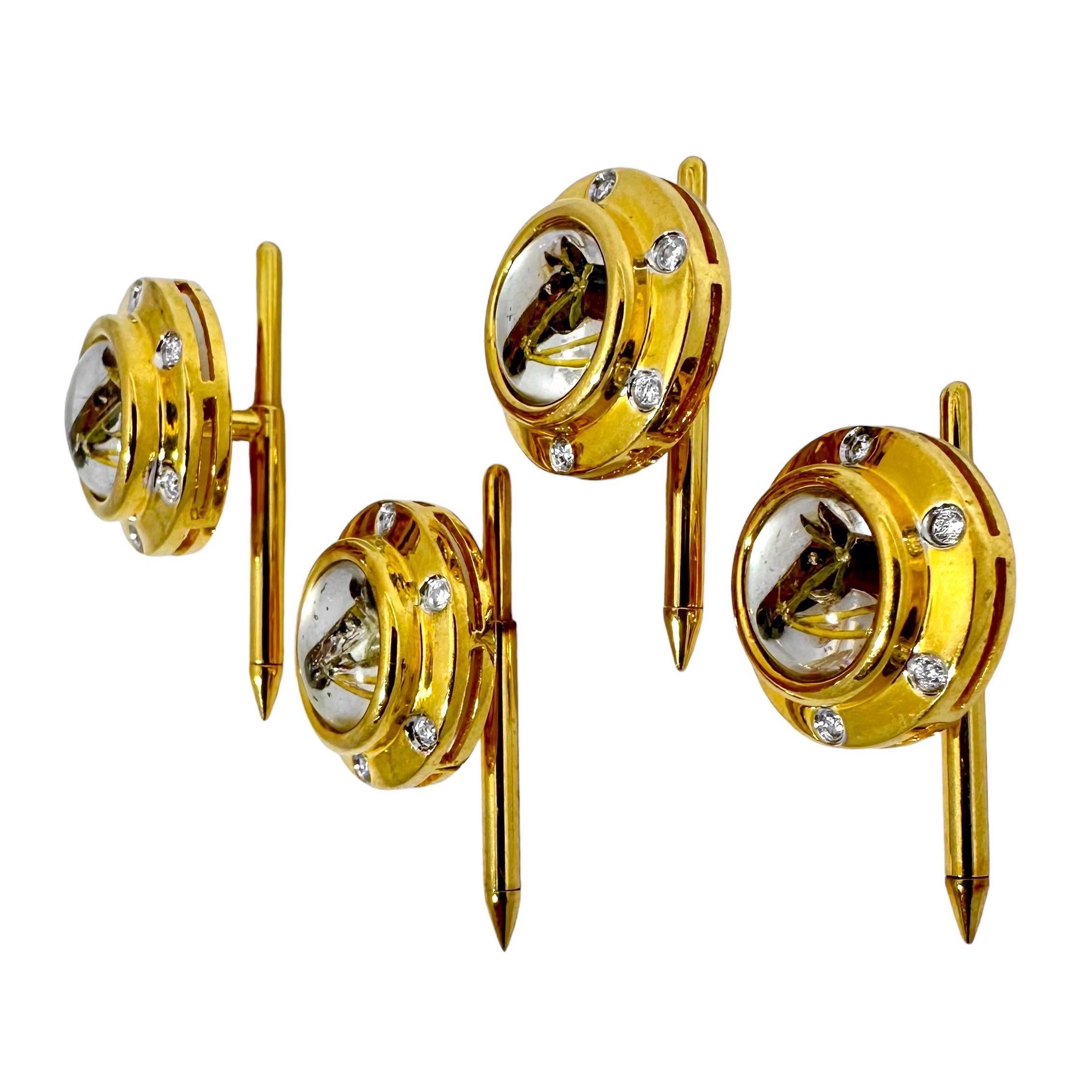 Juego de cuatro botones de oro de 18 quilates con motivo de caballo sobre nácar y diamantes Corte redondo en venta