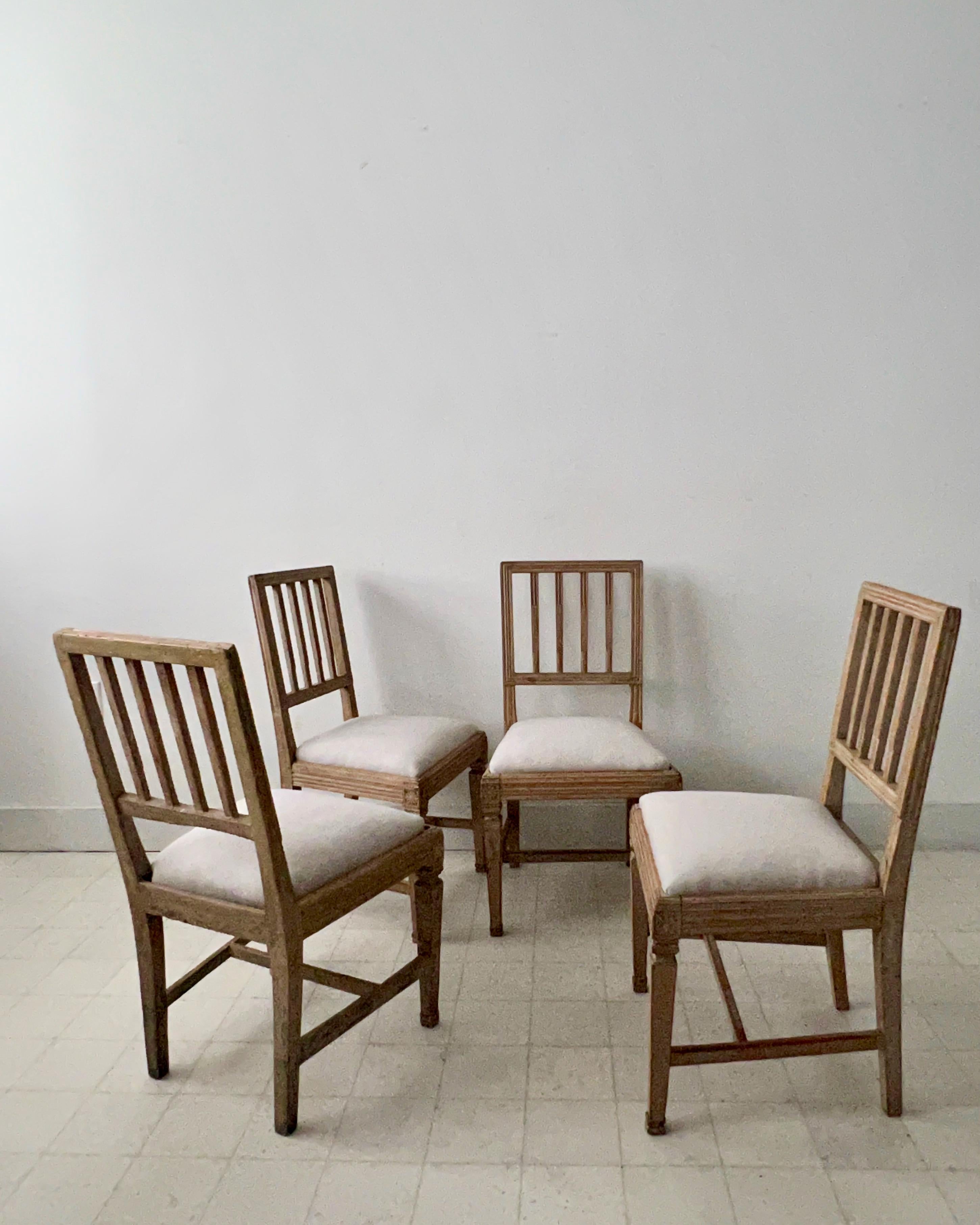 Family of four 18th century Gustavian period folk art chairs, Leksand model, with original patina and re-covered cushions in linen.
Note: One chair slightly different- please see the additional photos
Set of chairs made during the Gustavian period