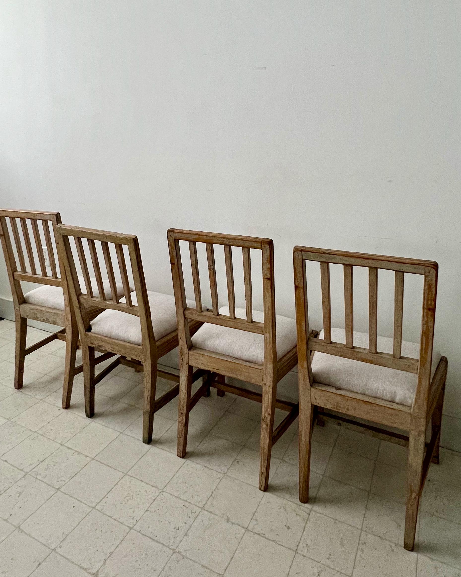 Satz von vier Stühlen aus der Gustavianischen Periode des 18. (18. Jahrhundert und früher) im Angebot