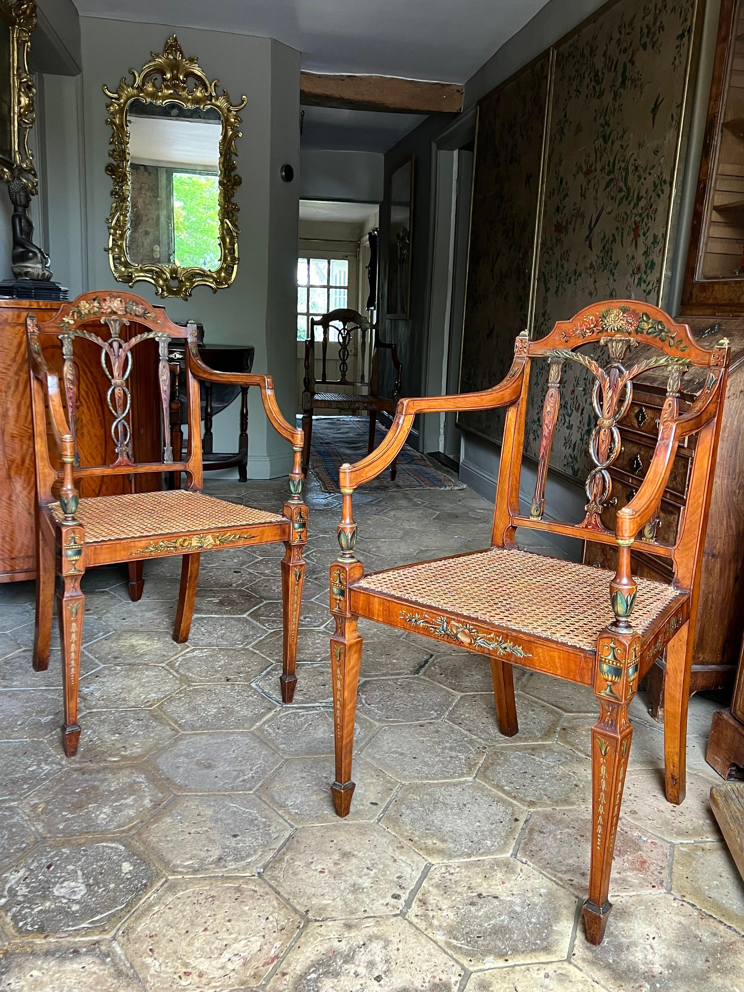Un bel et très rare ensemble de quatre fauteuils anglais de la fin du XVIIIe siècle en bois satiné peint, attribués à Seddon, Sons & Shackleton, vers 1790.

Ils ont conservé leur magnifique décoration polychrome presque entièrement originale. Notez