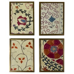 Juego de cuatro colgantes textiles suzani del siglo XIX