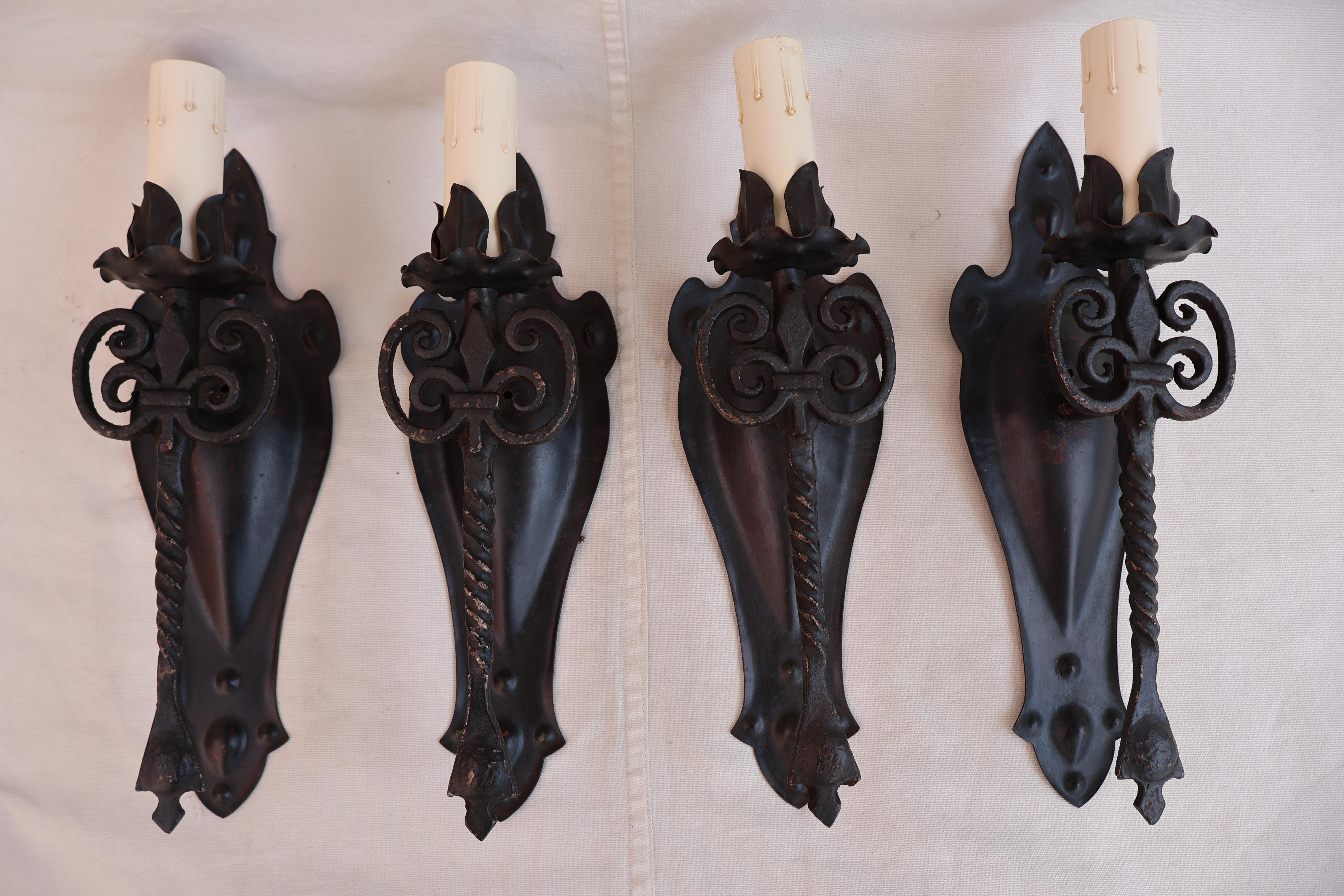 Juego de cuatro apliques de los años 20 ( estilo español ) en venta 2