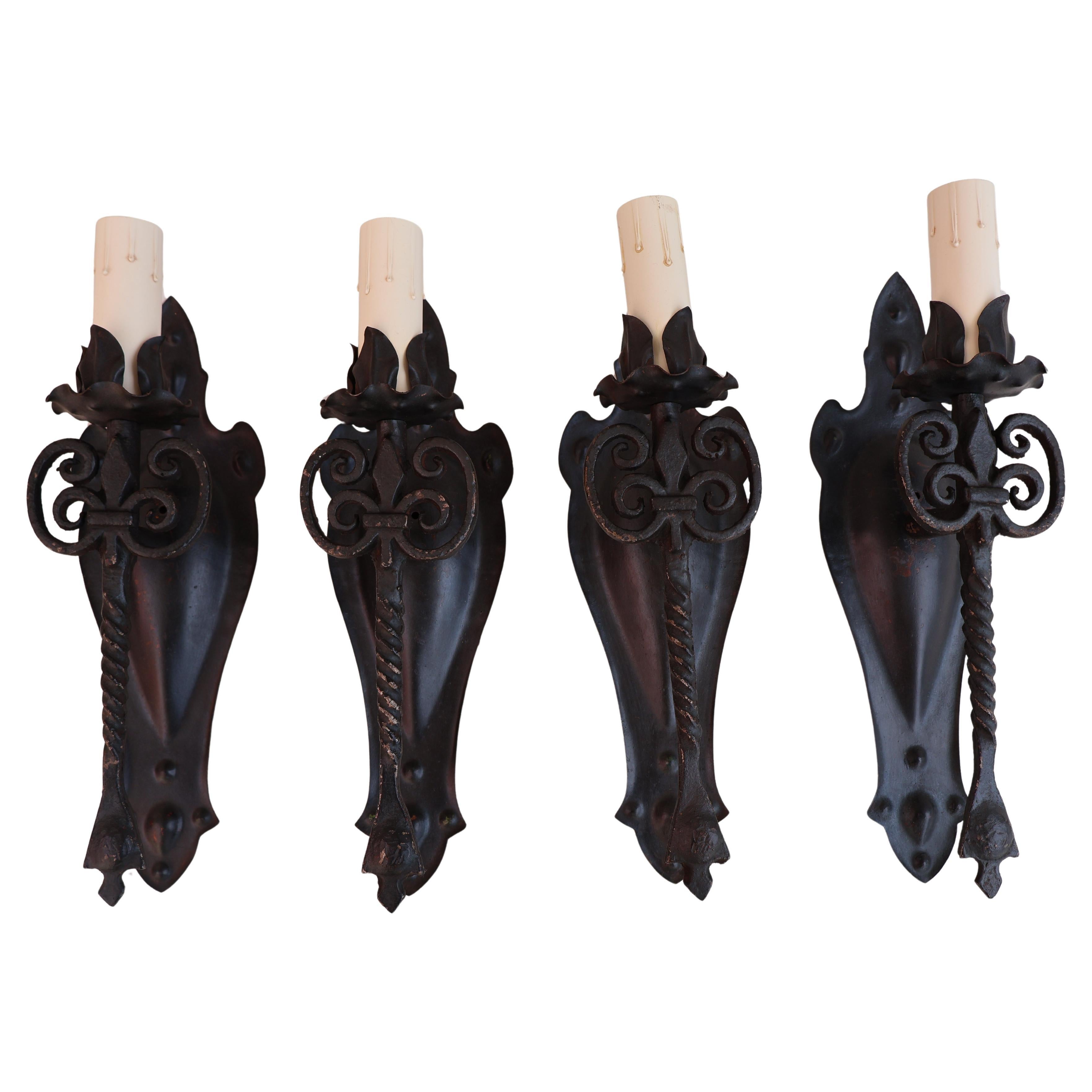 Juego de cuatro apliques de los años 20 ( estilo español ) en venta