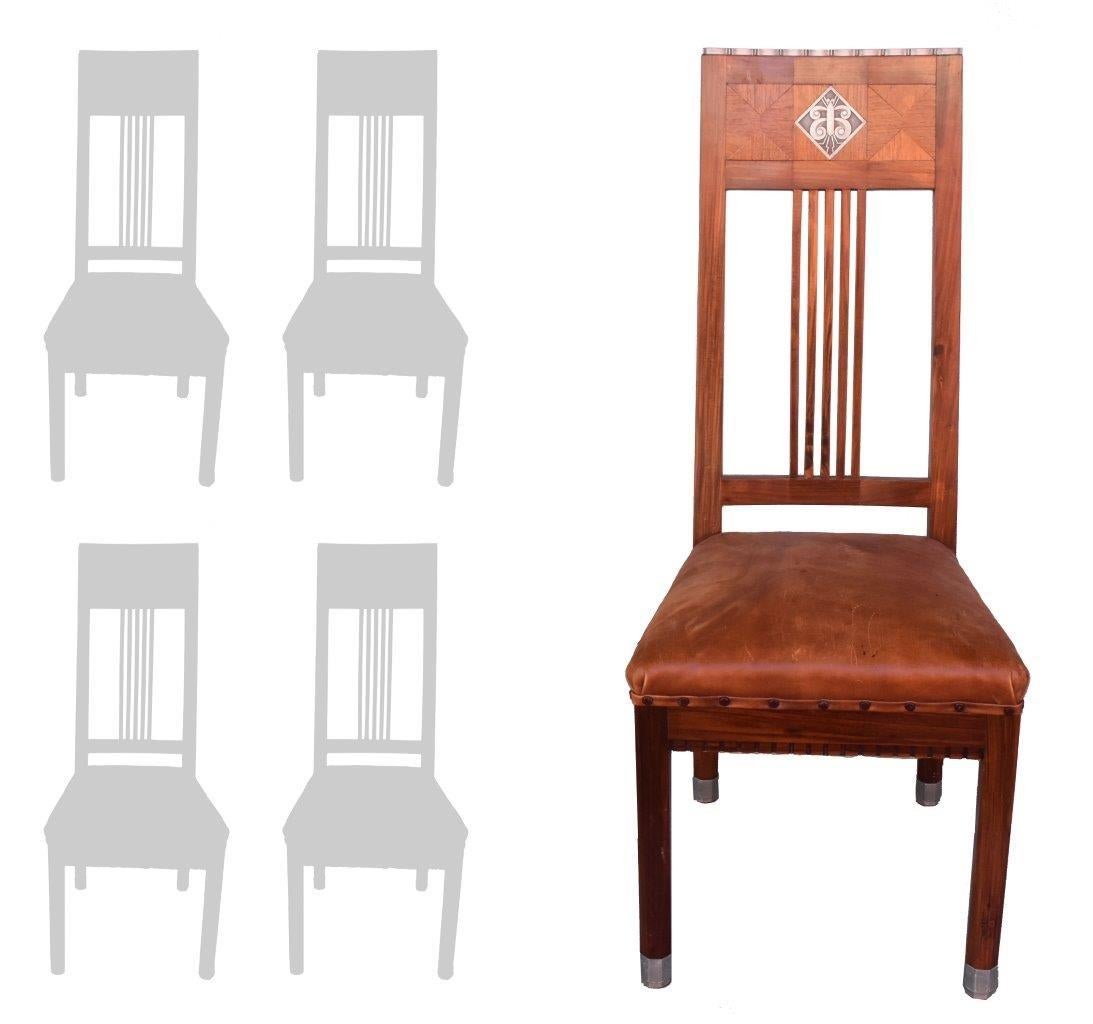 Ensemble de quatre chaises Art Déco en bois de rose des années 1930. Siège recouvert de cuir. Décoré de plaques en alliage de fonte avec des insectes. Dans le style de Domnique - Paris.