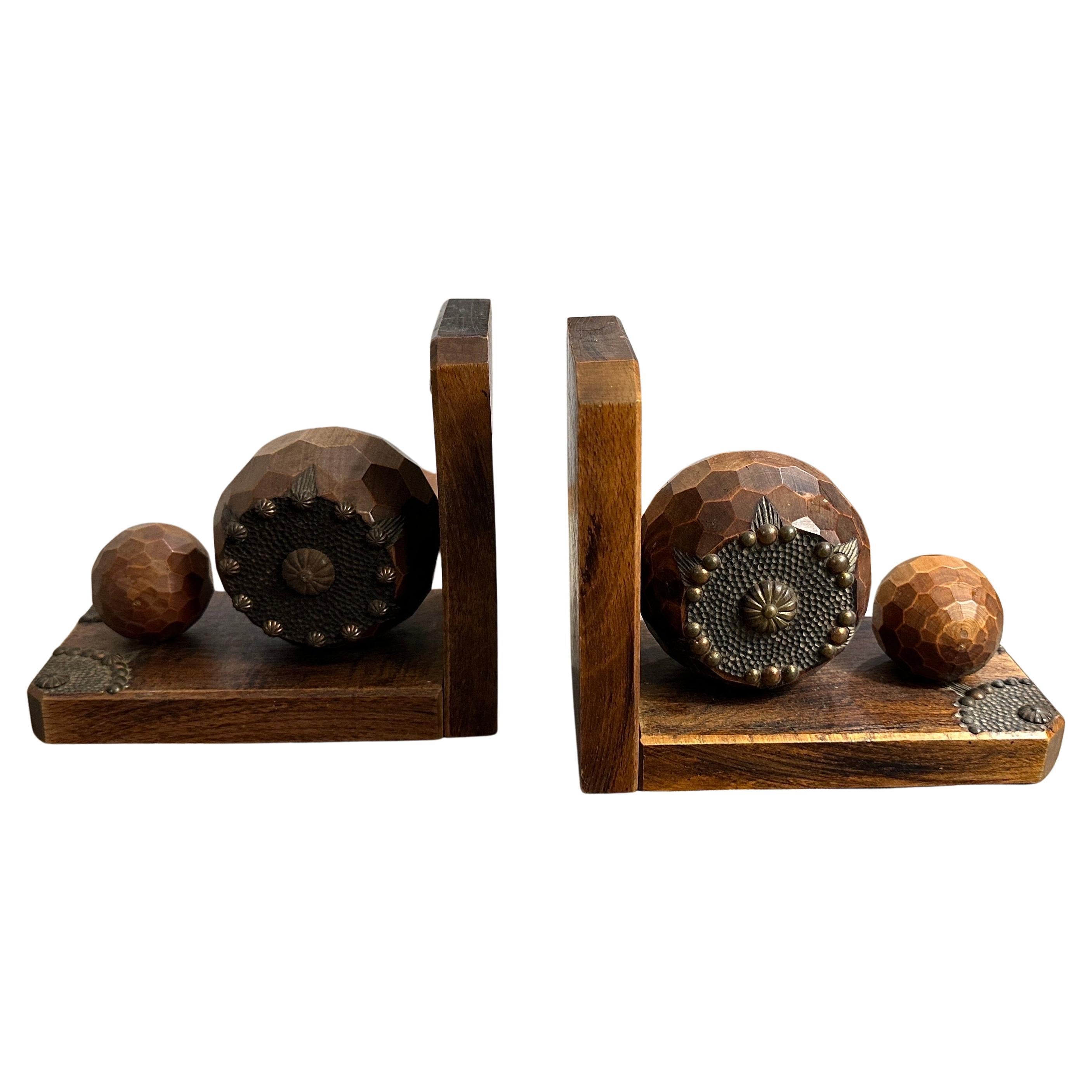 Si tratta di un sorprendente set di quattro fermalibri che cattura l'essenza dell'epoca Art Deco. Mescolano materiali contrastanti,  Il legno dai toni caldi e il ferro più scuro e rigido in un design che è allo stesso tempo geometrico e sottilmente