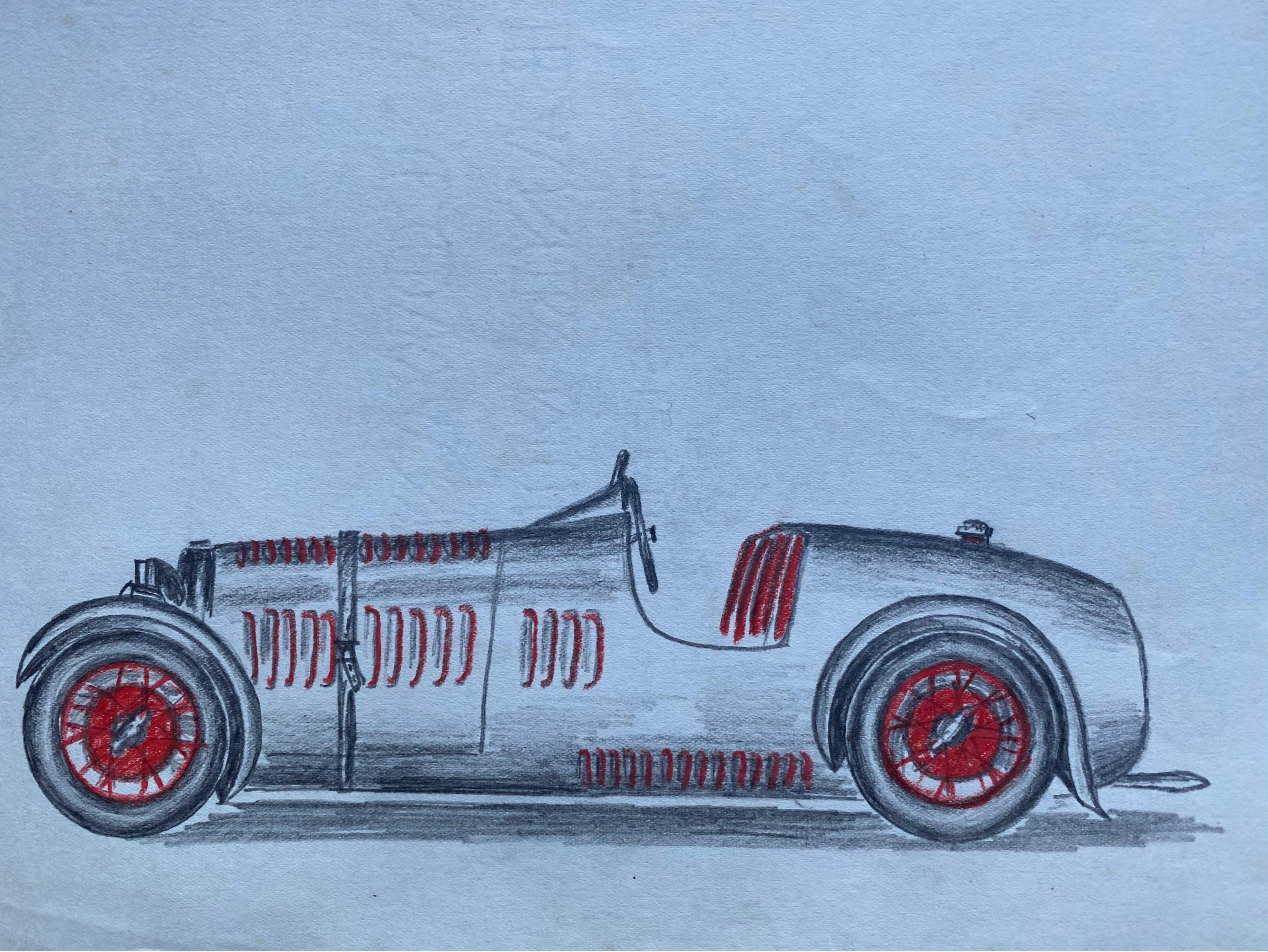 Merveilleux ensemble de quatre dessins originaux au crayon représentant des voitures à moteur vintage des années 1930. 

Ils sont un cadeau ou un meuble d'intérieur idéal pour toute « cabane pour homme » ou « chambre de garçon », ou pour tout