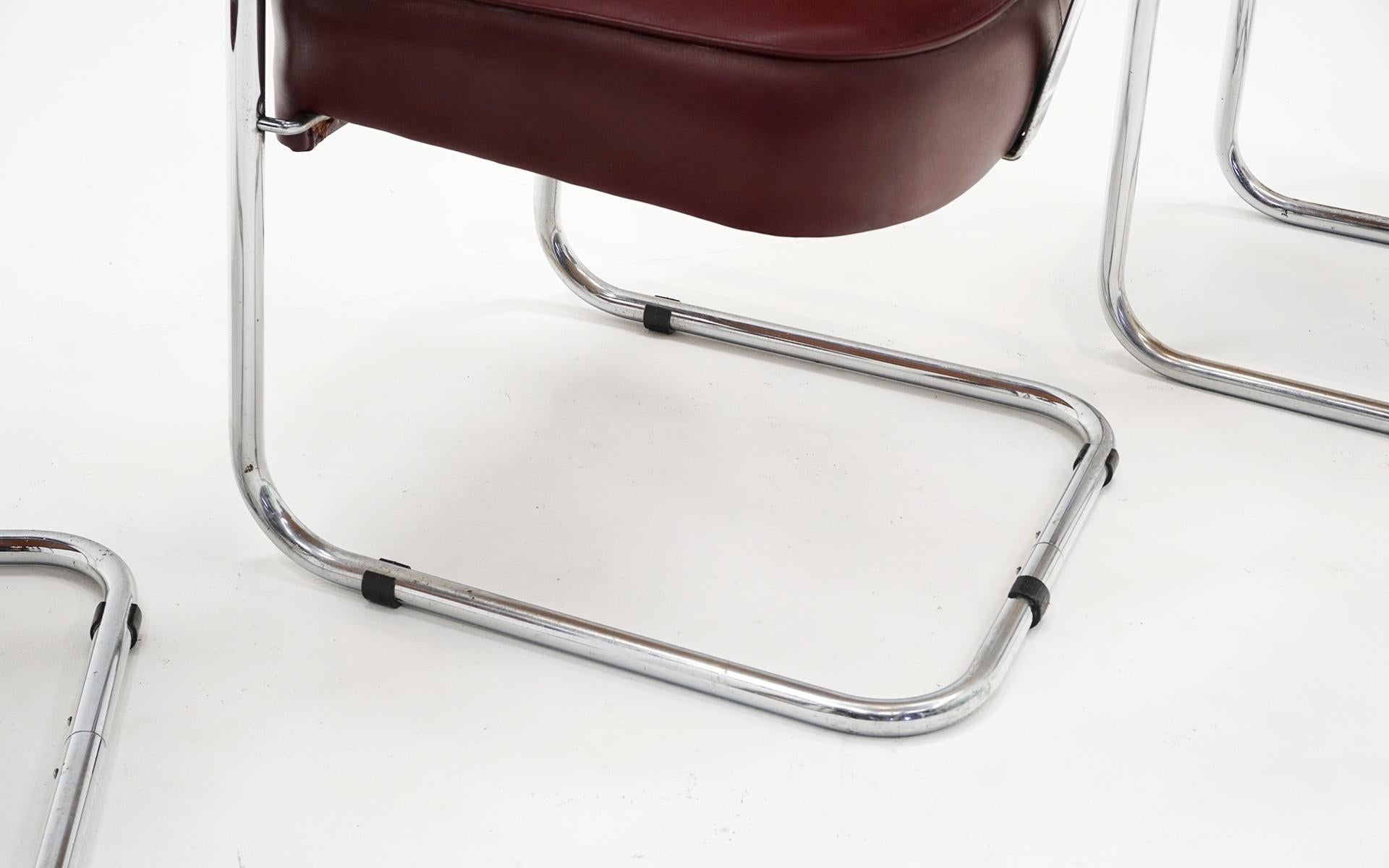 Ensemble de quatre chaises tubulaires chromées des années 1940 en cuir sang de bœuf d'origine comme vinyle en vente 4