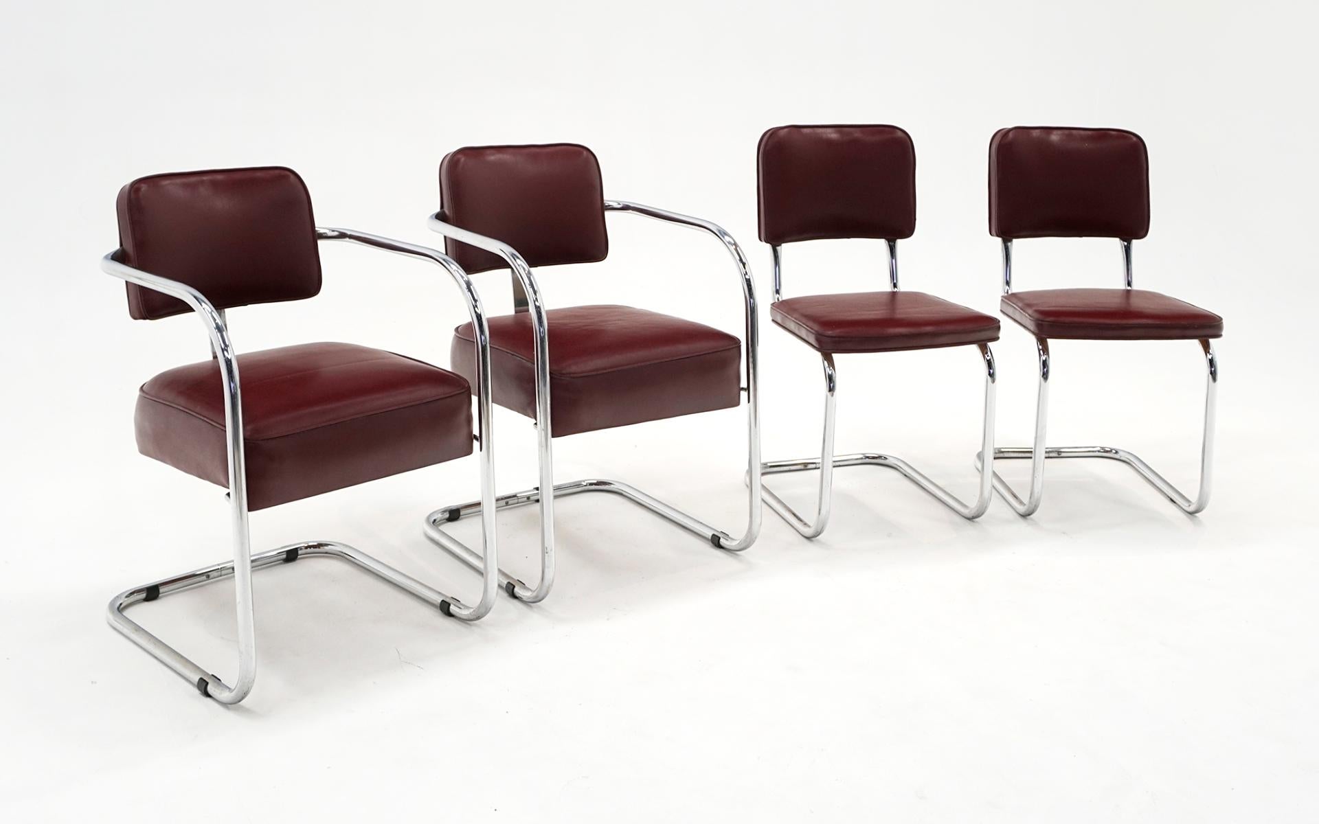 Ère de la machine Ensemble de quatre chaises tubulaires chromées des années 1940 en cuir sang de bœuf d'origine comme vinyle en vente