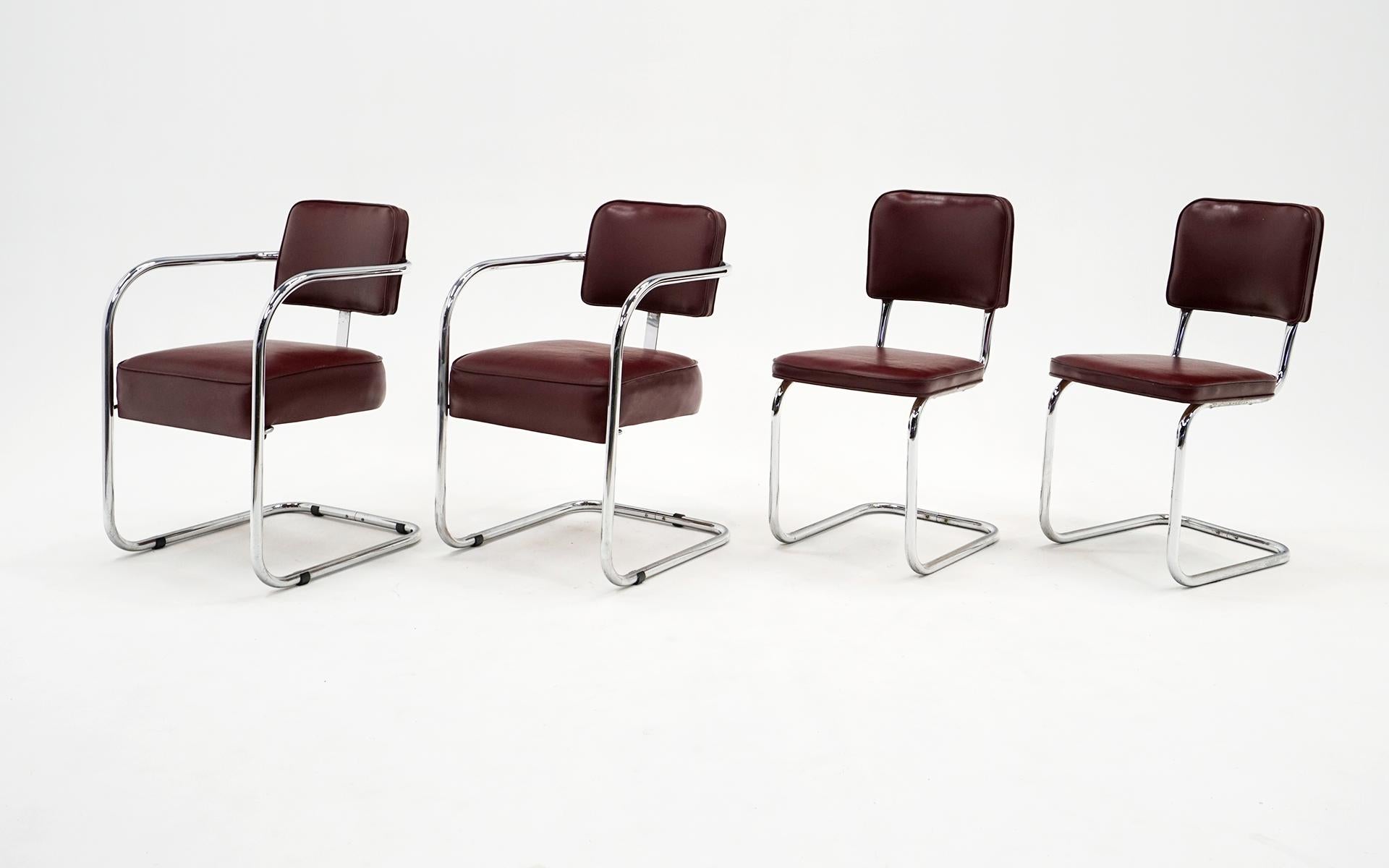 Américain Ensemble de quatre chaises tubulaires chromées des années 1940 en cuir sang de bœuf d'origine comme vinyle en vente
