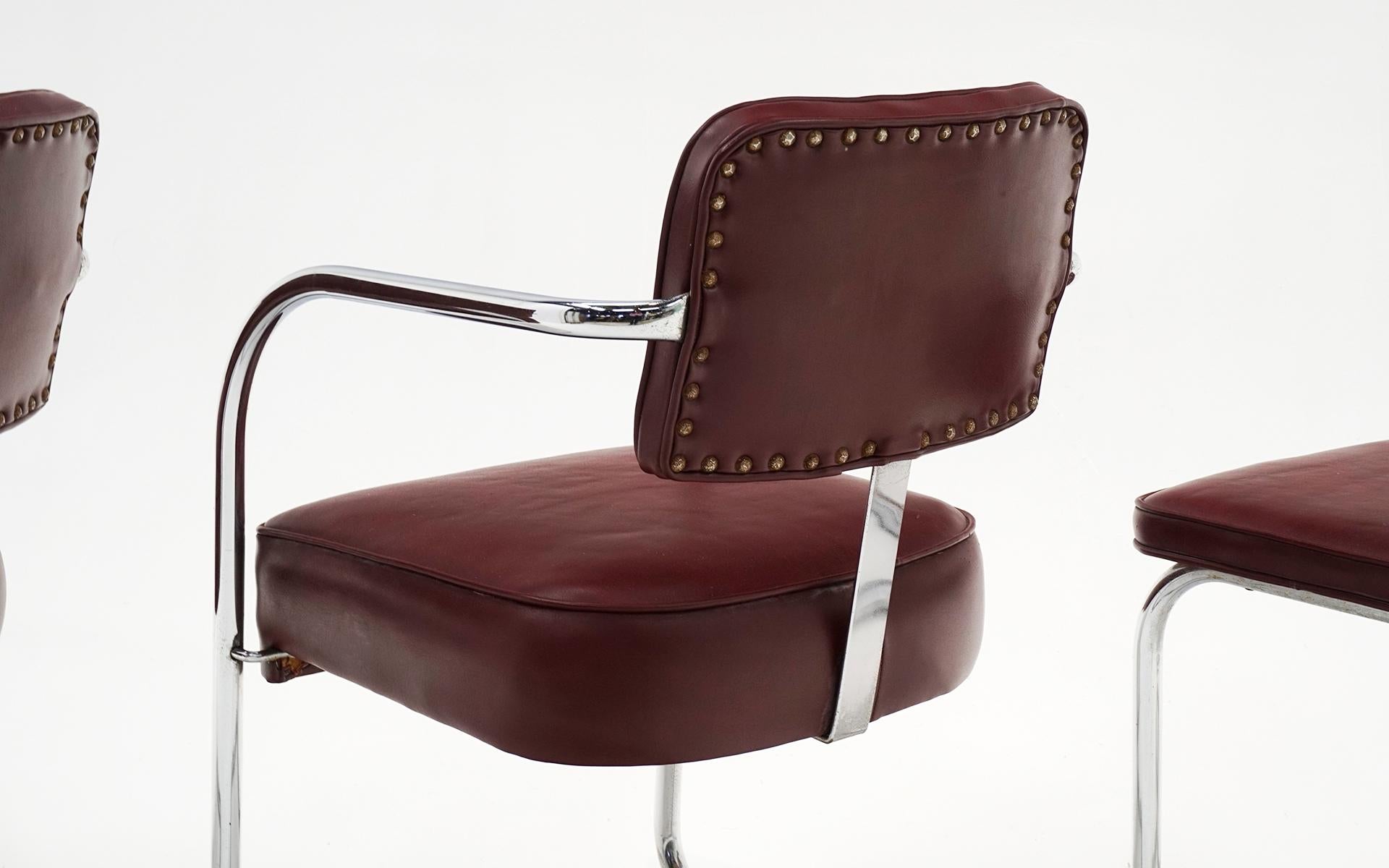 Tissu d'ameublement Ensemble de quatre chaises tubulaires chromées des années 1940 en cuir sang de bœuf d'origine comme vinyle en vente