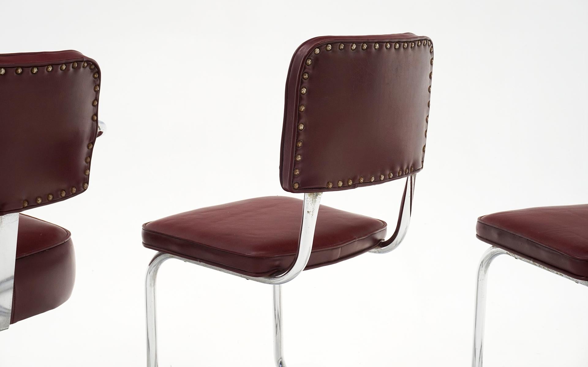 Ensemble de quatre chaises tubulaires chromées des années 1940 en cuir sang de bœuf d'origine comme vinyle en vente 1