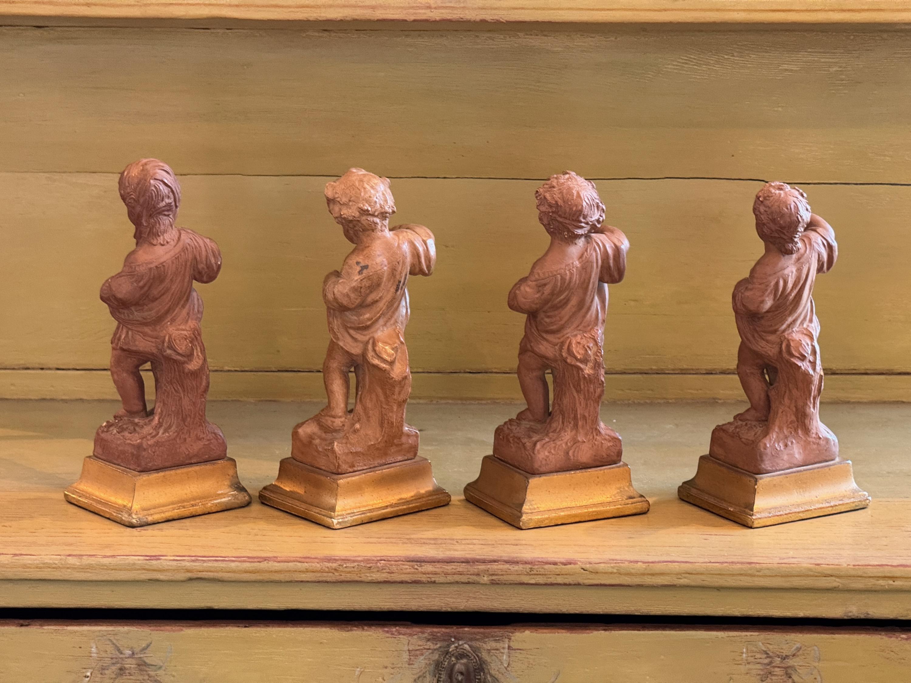 Conjunto de cuatro figuras de terracota Borghese 