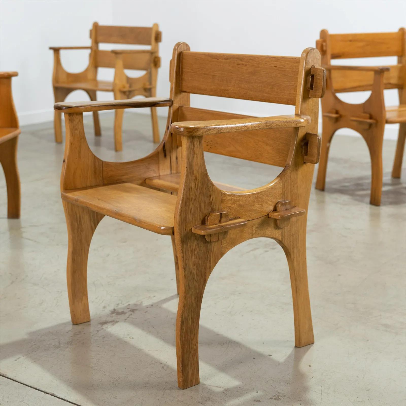 Ensemble de quatre fauteuils brésiliens des années 1950. Les chaises sont très bien construites. Les chaises ont leur finition d'origine.