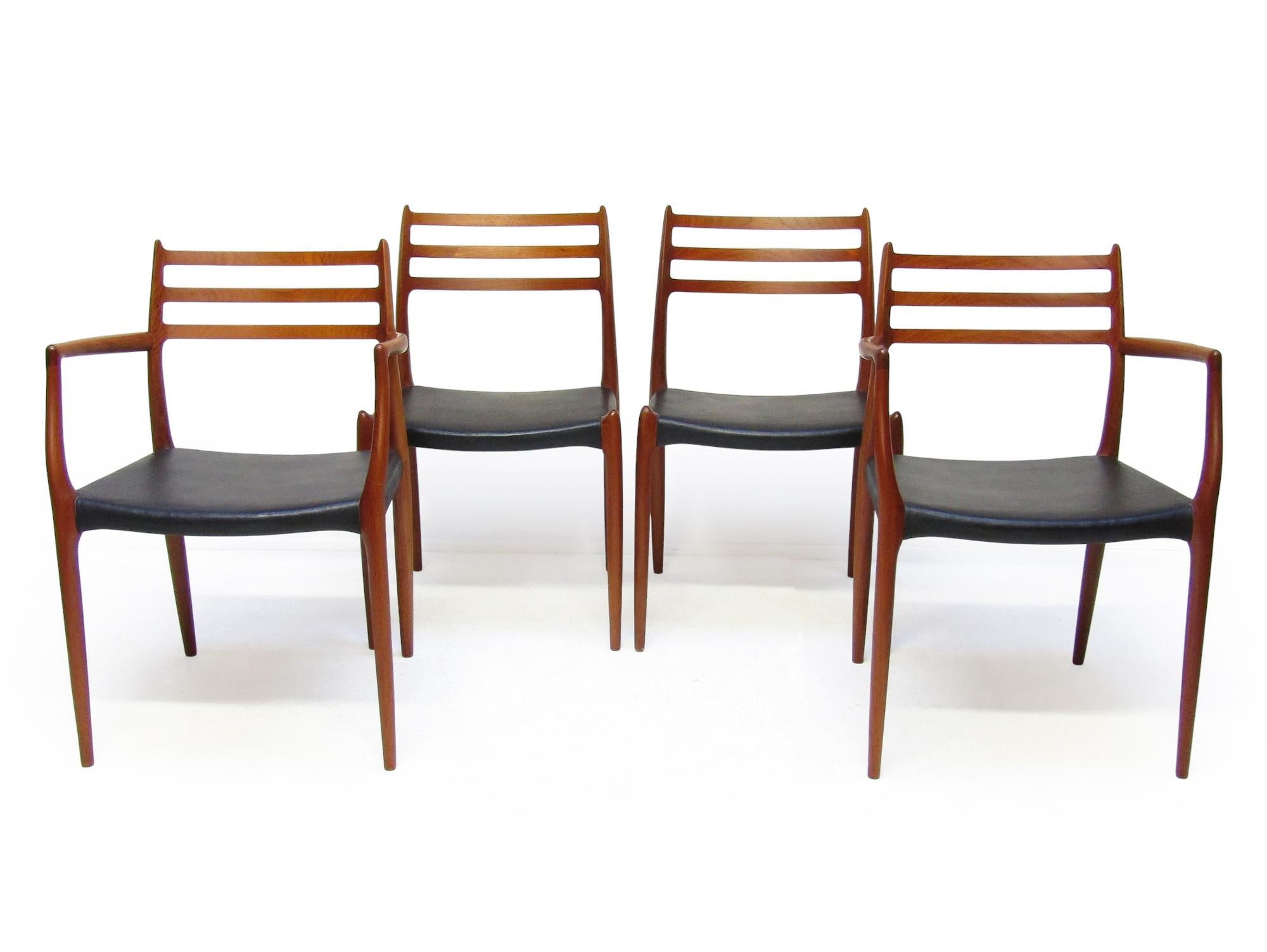 Eine Gruppe von vier dänischen Esszimmerstühlen aus den 1950er Jahren von Neils Moller für JL Moller, bestehend aus zwei Paaren sich ergänzender Entwürfe; Modelle 62 und 78.

Der Carver Chair Modell 62 gilt als einer der schönsten Esszimmerstühle,
