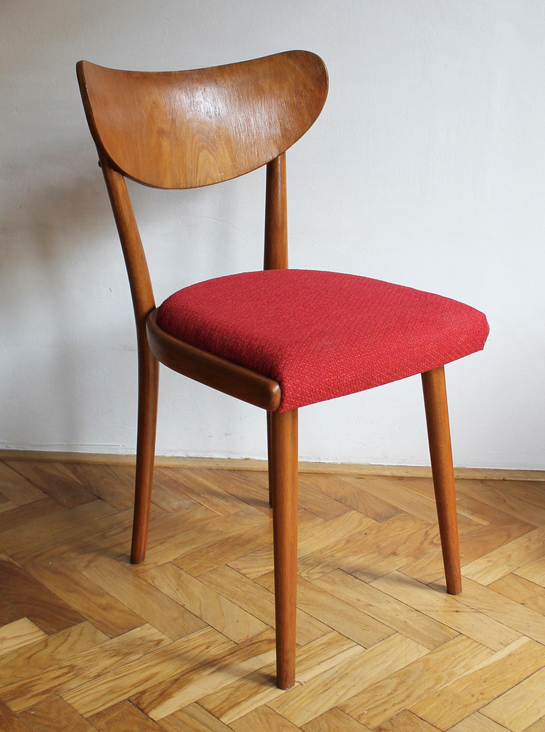 Ensemble de chaises de salle à manger modernes du milieu du siècle, conçues et produites par Thonet Furniture Company dans les années 1950 en Tchécoslovaquie. 

Ces chaises ont été conçues avec une nette influence du design scandinave. Leurs
