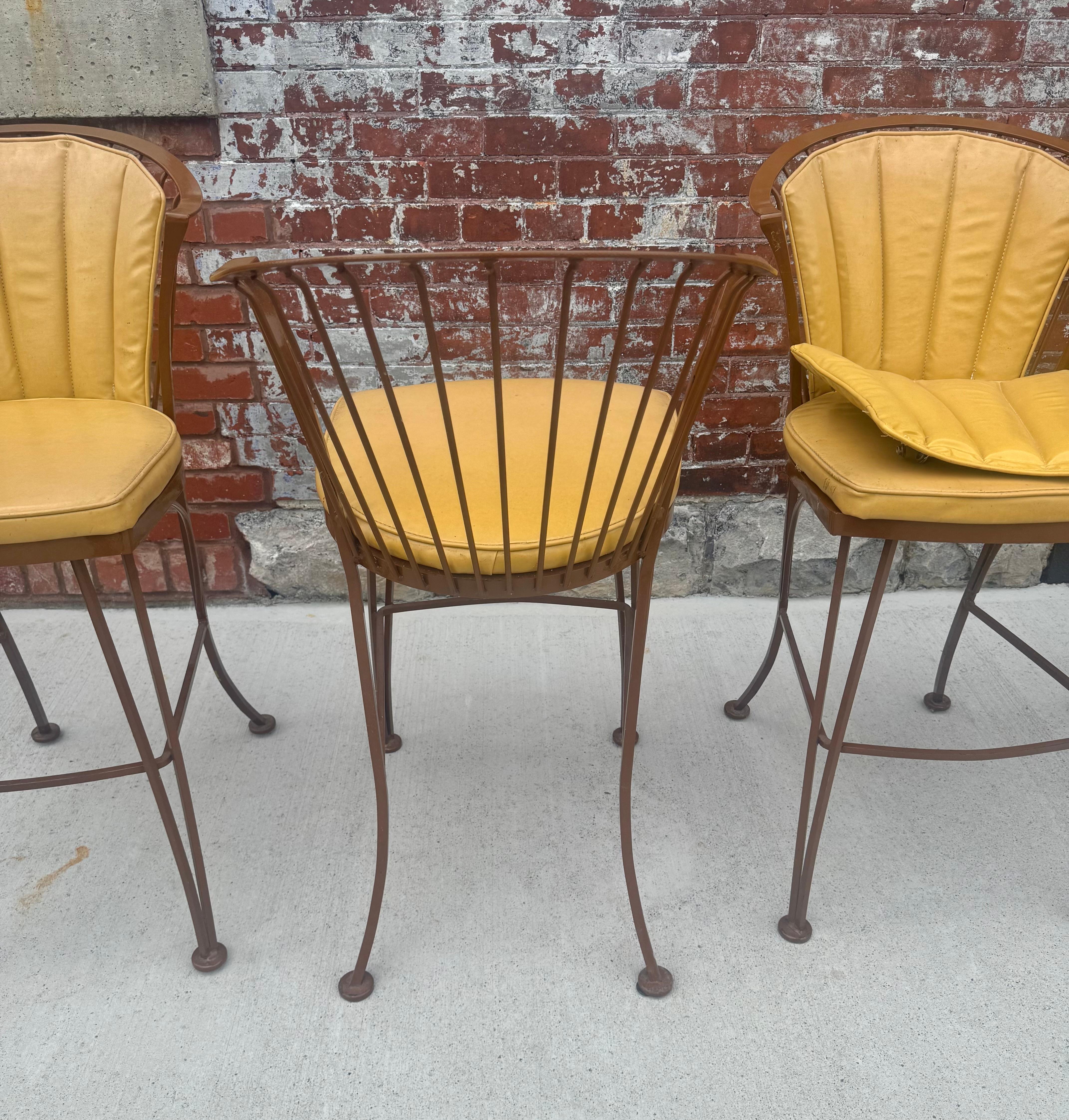 Mid-Century Modern Set of Four 1950's Woodard Pinecrest Bar Stools, Classic modern design For Sale