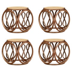 Conjunto de cuatro taburetes / mesas auxiliares austriacos de madera curvada y caña de los años 60 Attr. Thonet