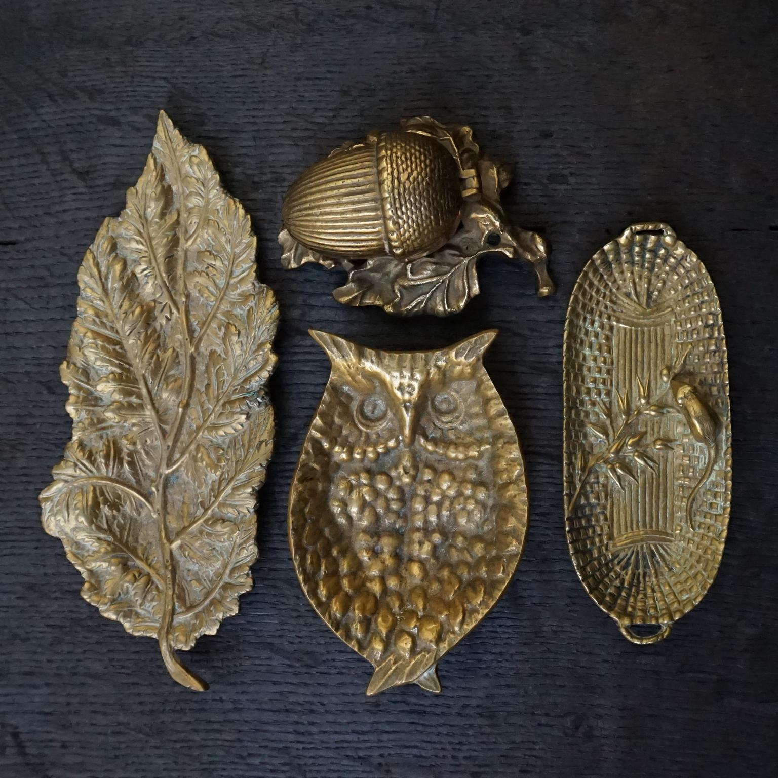 Decorative collection of four little brass vide-poche trinket dishes from the 1960s to keep or collect your little trinkets in.

Use them to put your jewelry in on your nightstand before going to bed.
Or on your hallway table for your keys.
But