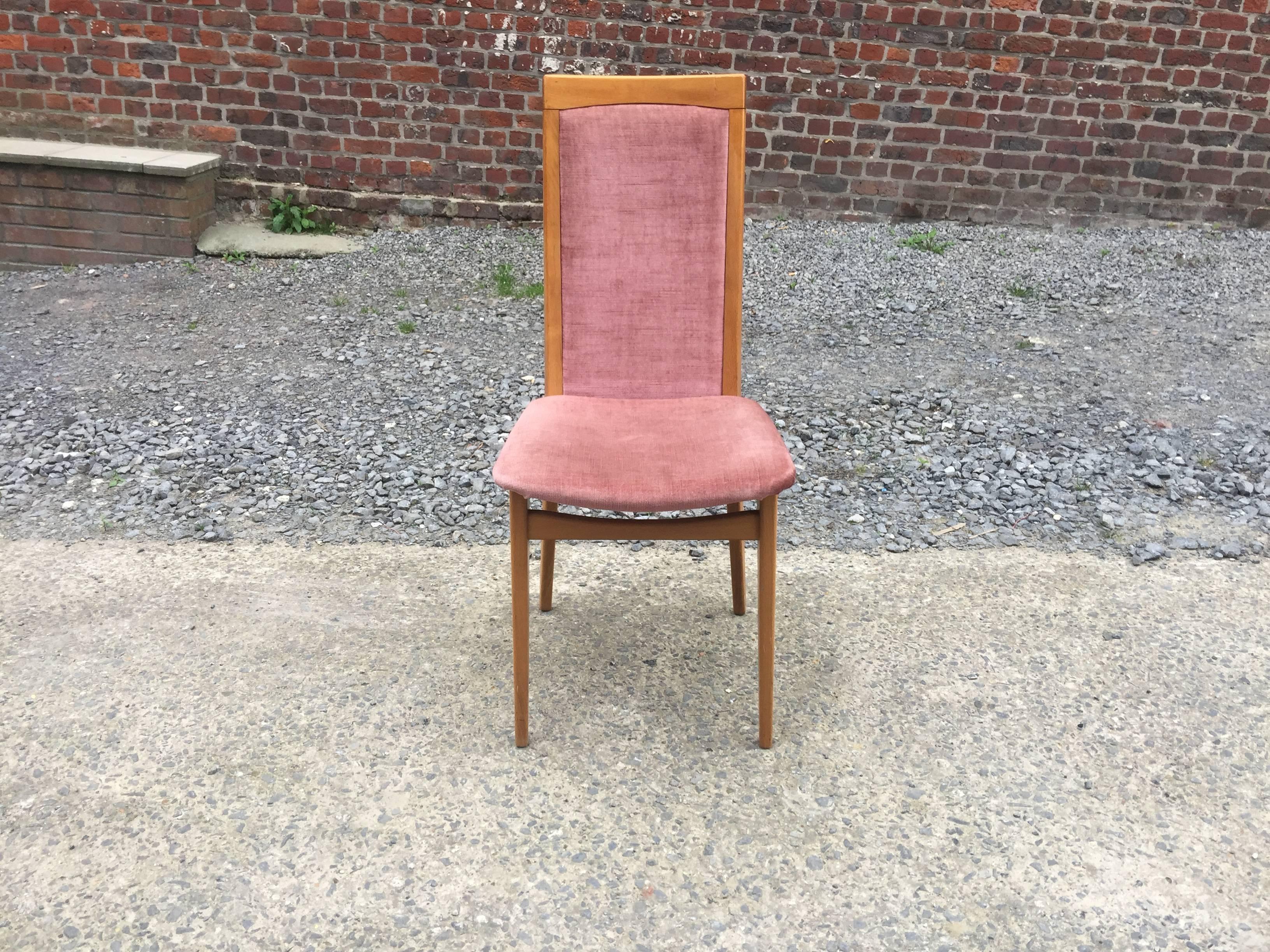 Set of four 1960s chairs in beech and velvet.
Very good condition.