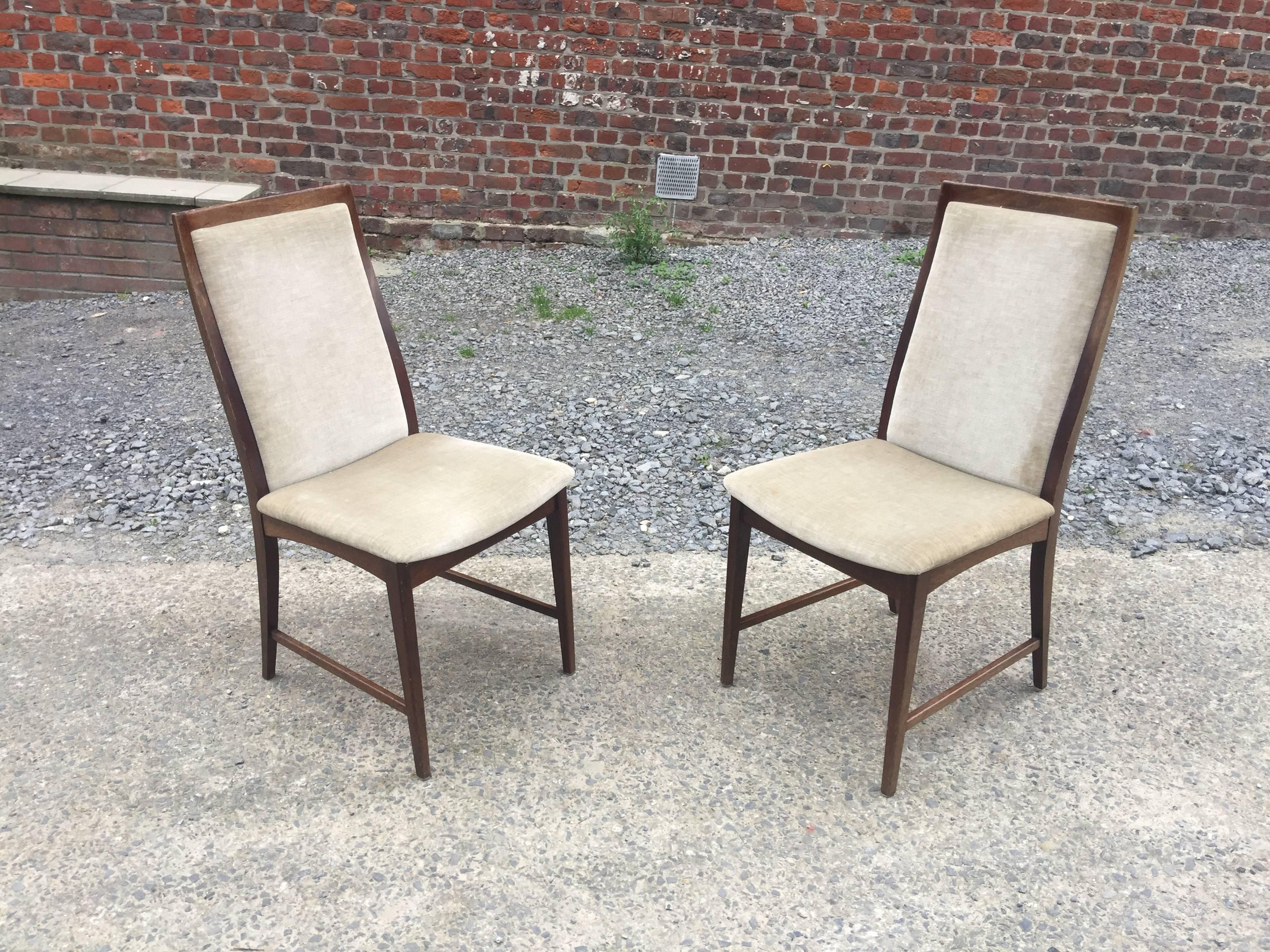 Set of four 1960s chairs in mahogany and velvet.
Very good condition.