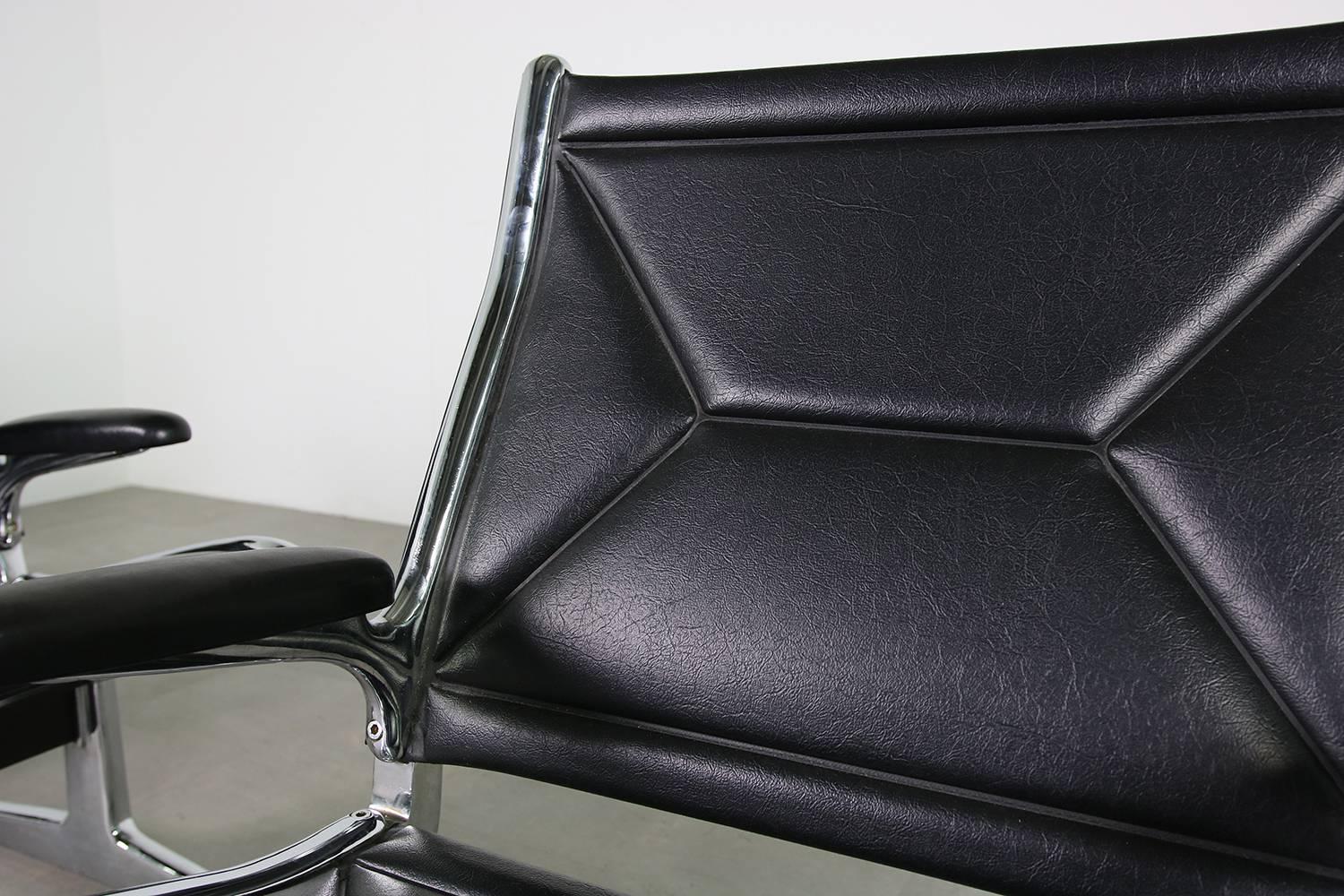 Set of Four 1960s Charles Eames Airport Chairs for Herman Miller, Black & Chrome For Sale 1