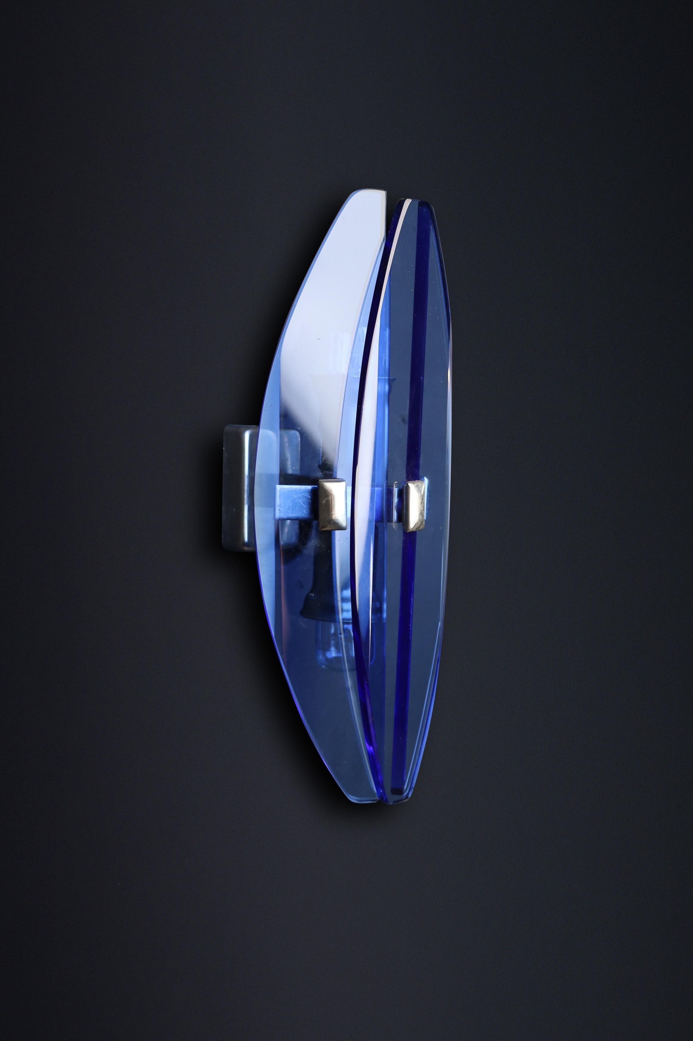 Set di quattro lampade italiane del 1960 in vetro blu e cromo di Veca

Audace, scultoreo e inconfondibilmente midcentury, questo set di quattro applique di Veca, Italia (circa anni '60) mostra l'estetica tipica del marchio: forme futuristiche rese