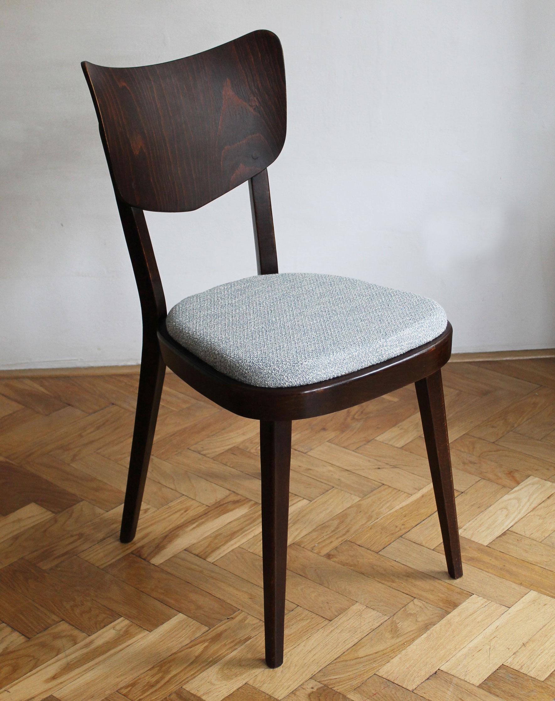 Il s'agit d'un ensemble de chaises de salle à manger Mid Century Modern, conçu et produit par TON Furniture Company dans les années 1960 en Tchécoslovaquie. 

À la suite de la division de l'Europe entre l'Ouest et l'Est après la guerre, la société