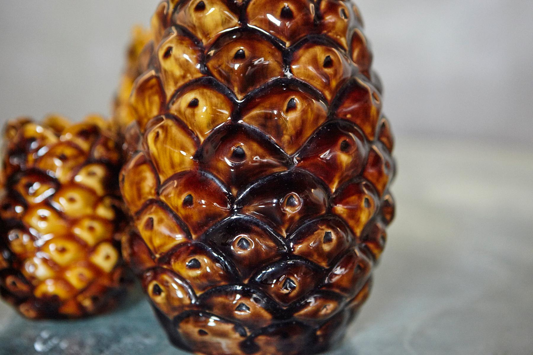 Set di quattro vasi in ceramica di metà secolo con ananas del 1960 in vendita 3