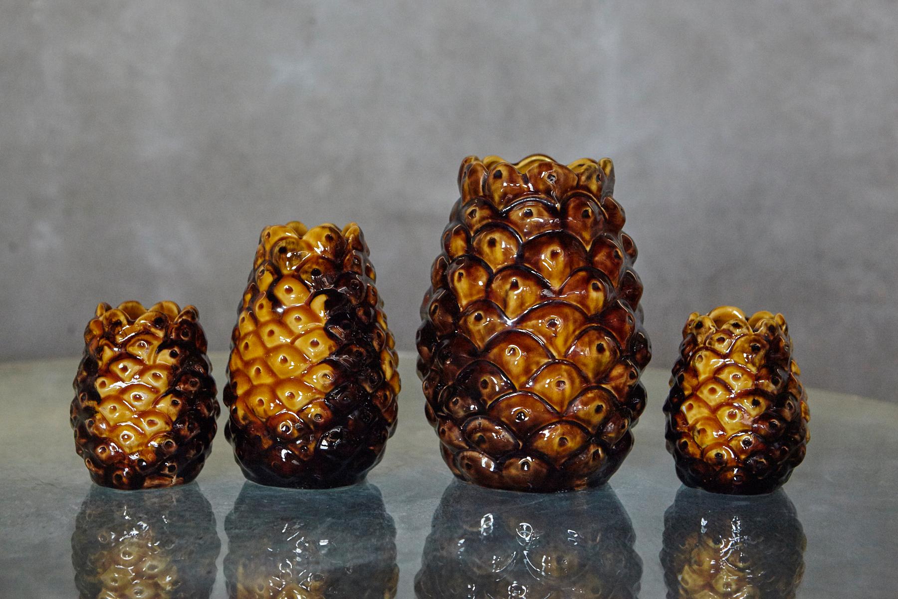 Mid-Century moderno Set di quattro vasi in ceramica di metà secolo con ananas del 1960 in vendita