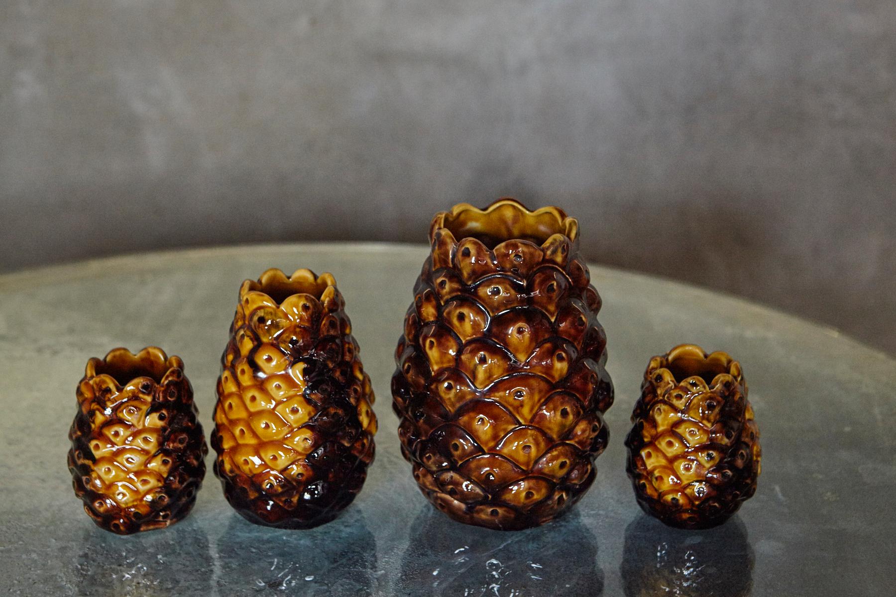 Francese Set di quattro vasi in ceramica di metà secolo con ananas del 1960 in vendita