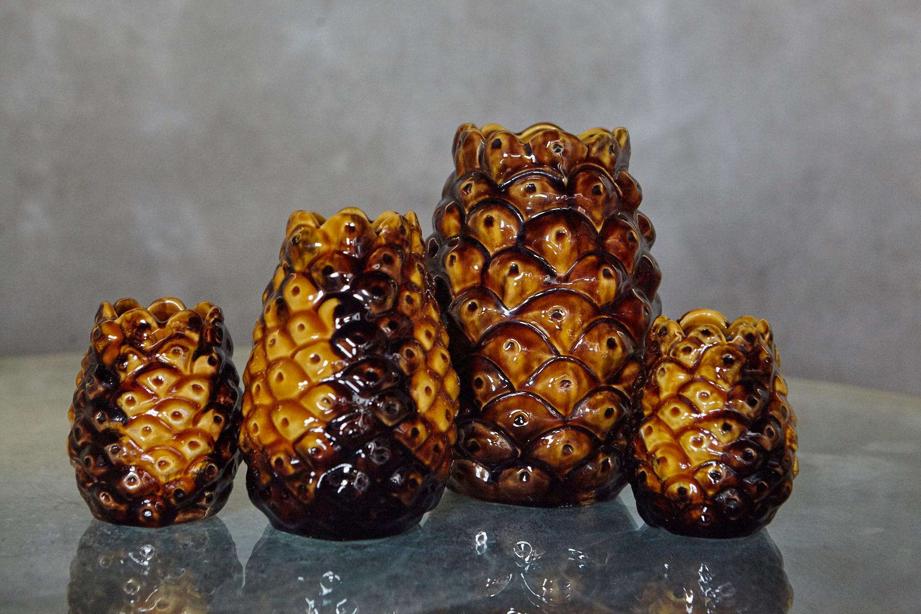 Fatto a mano Set di quattro vasi in ceramica di metà secolo con ananas del 1960 in vendita