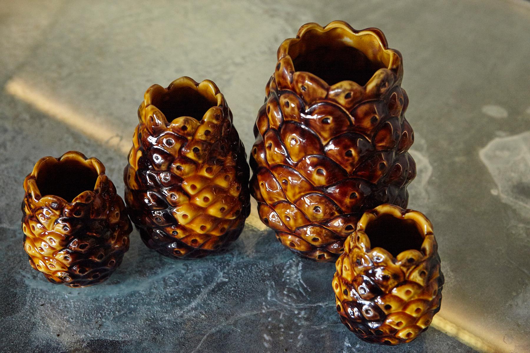 Set di quattro vasi in ceramica di metà secolo con ananas del 1960 in vendita 1