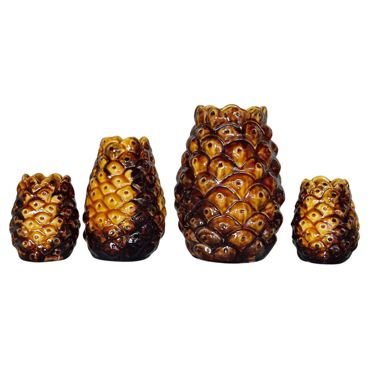 Set di quattro vasi in ceramica di metà secolo con ananas del 1960 in vendita