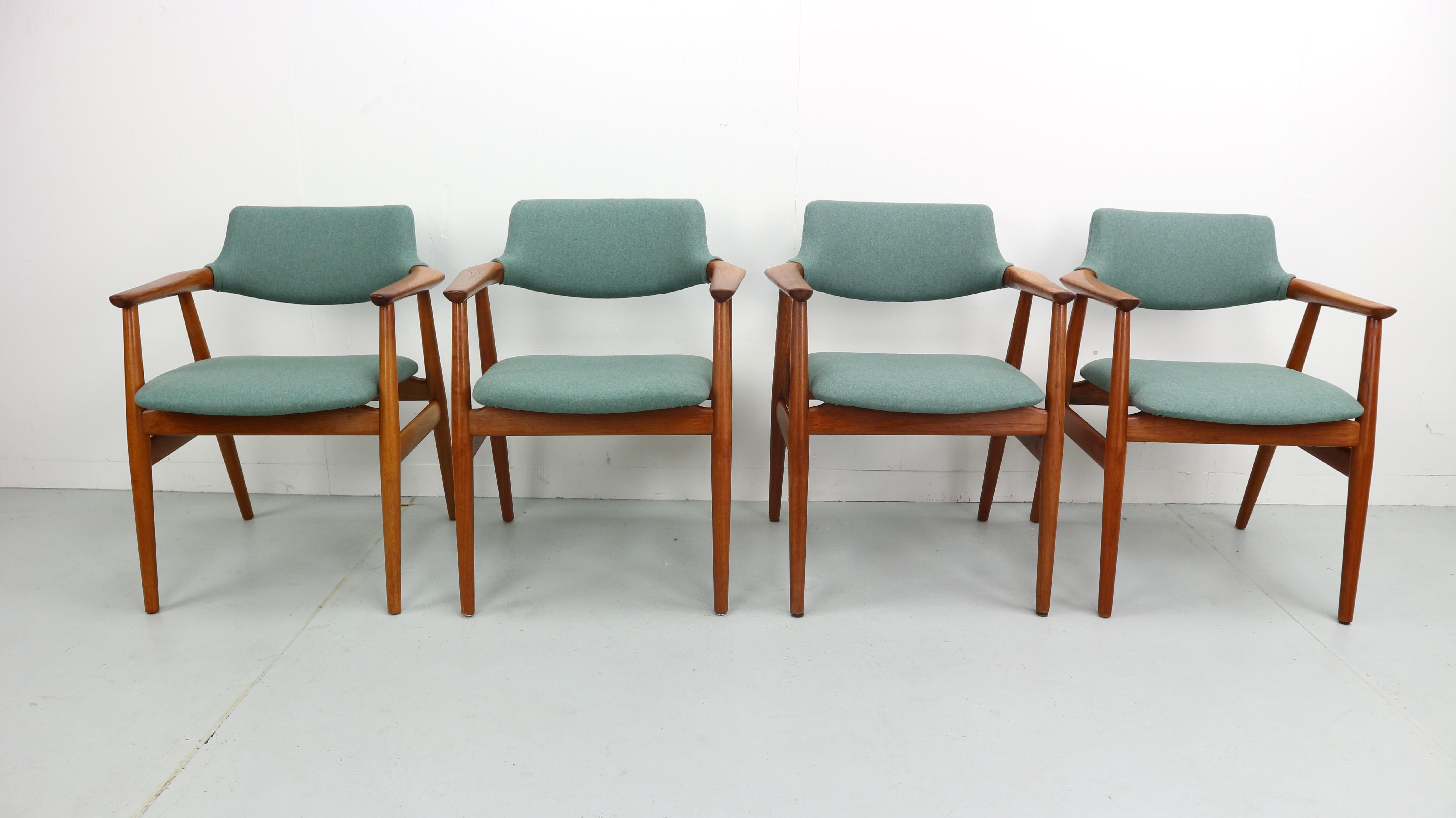 Beautiful set of four 1960s armchairs, in a fantastic condition. Made in Denmark, designed by Svend Aage Eriksen. Model- GM11.
Danish modern design, manufactured by Glostrup Denmark. Newly upholstered in a soft woven wool fabric.