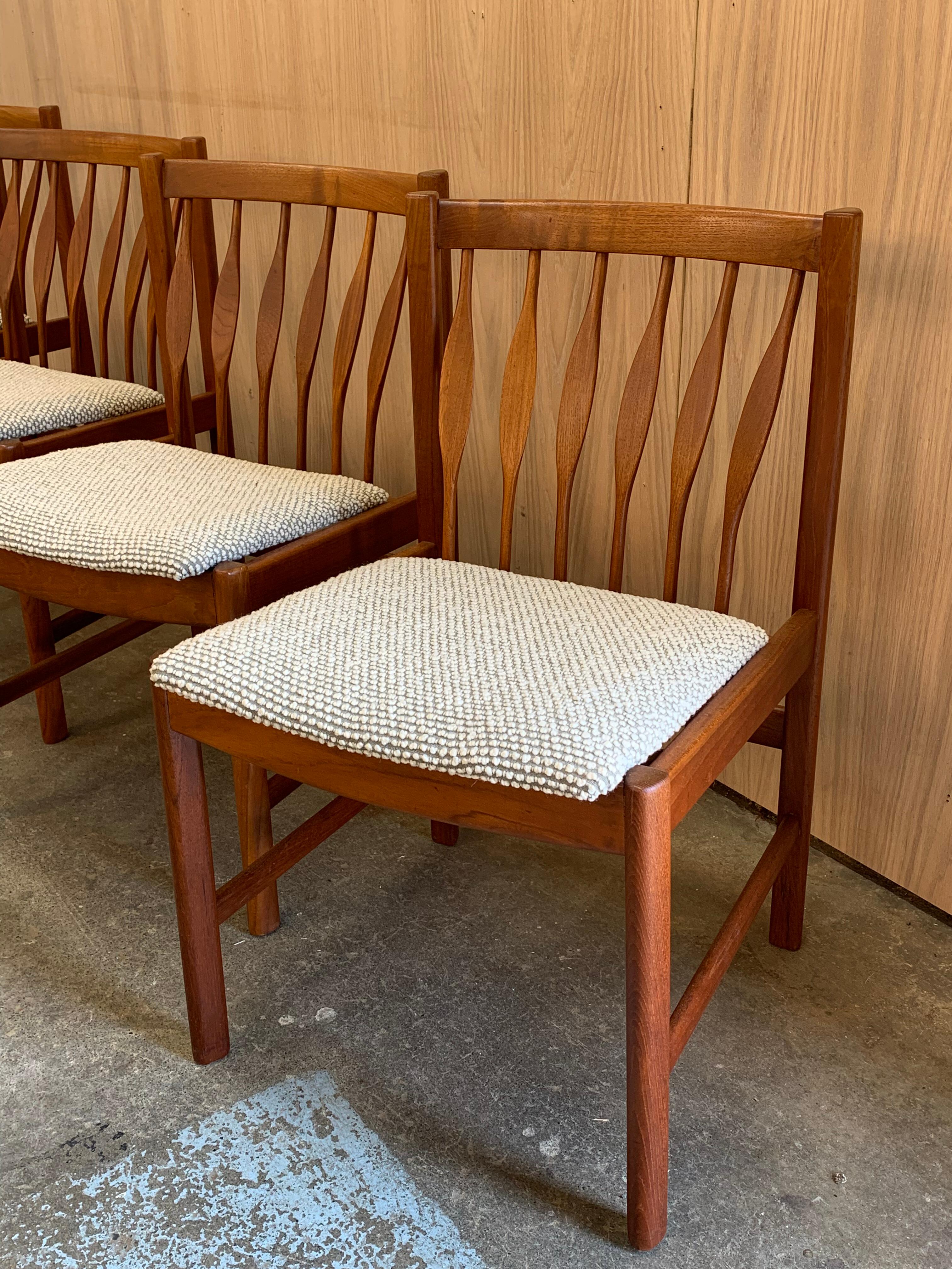 Milieu du XXe siècle Set of Four 1960s Teak Dining Chairs - Fully Restored en vente