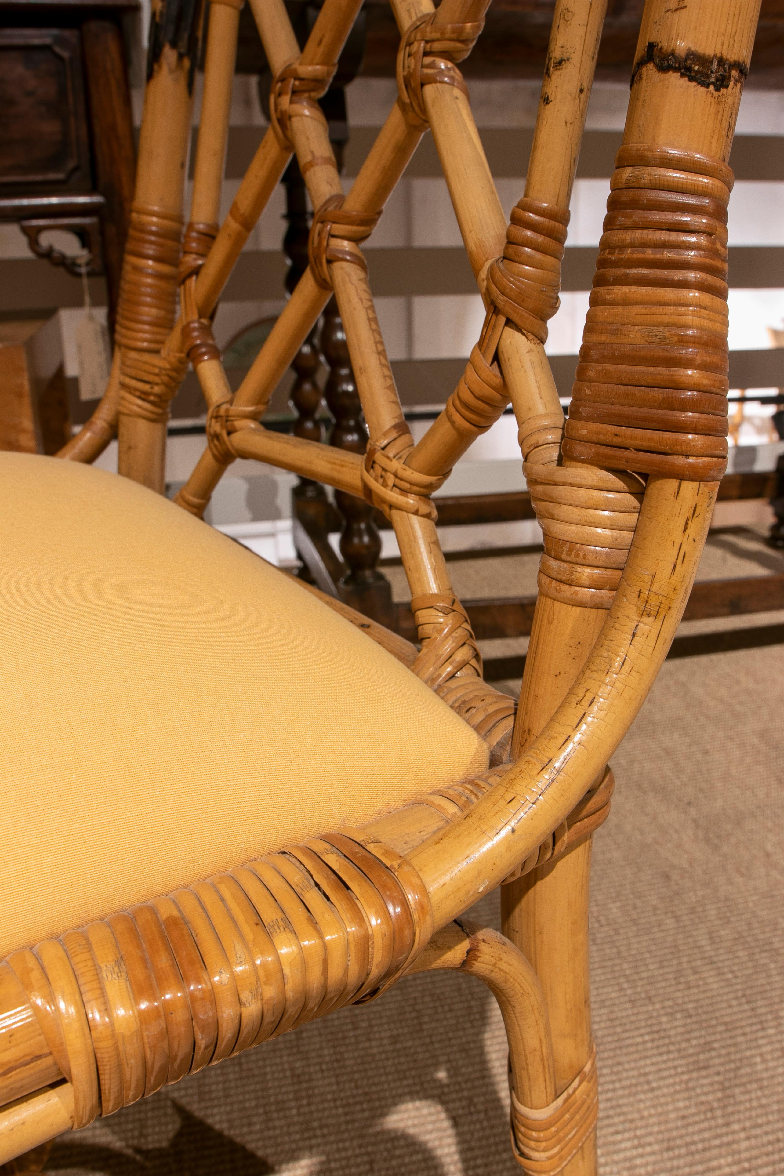 Ensemble de quatre chaises anglaises en bambou des années 1970 avec sièges tapissés de tissu en vente 8