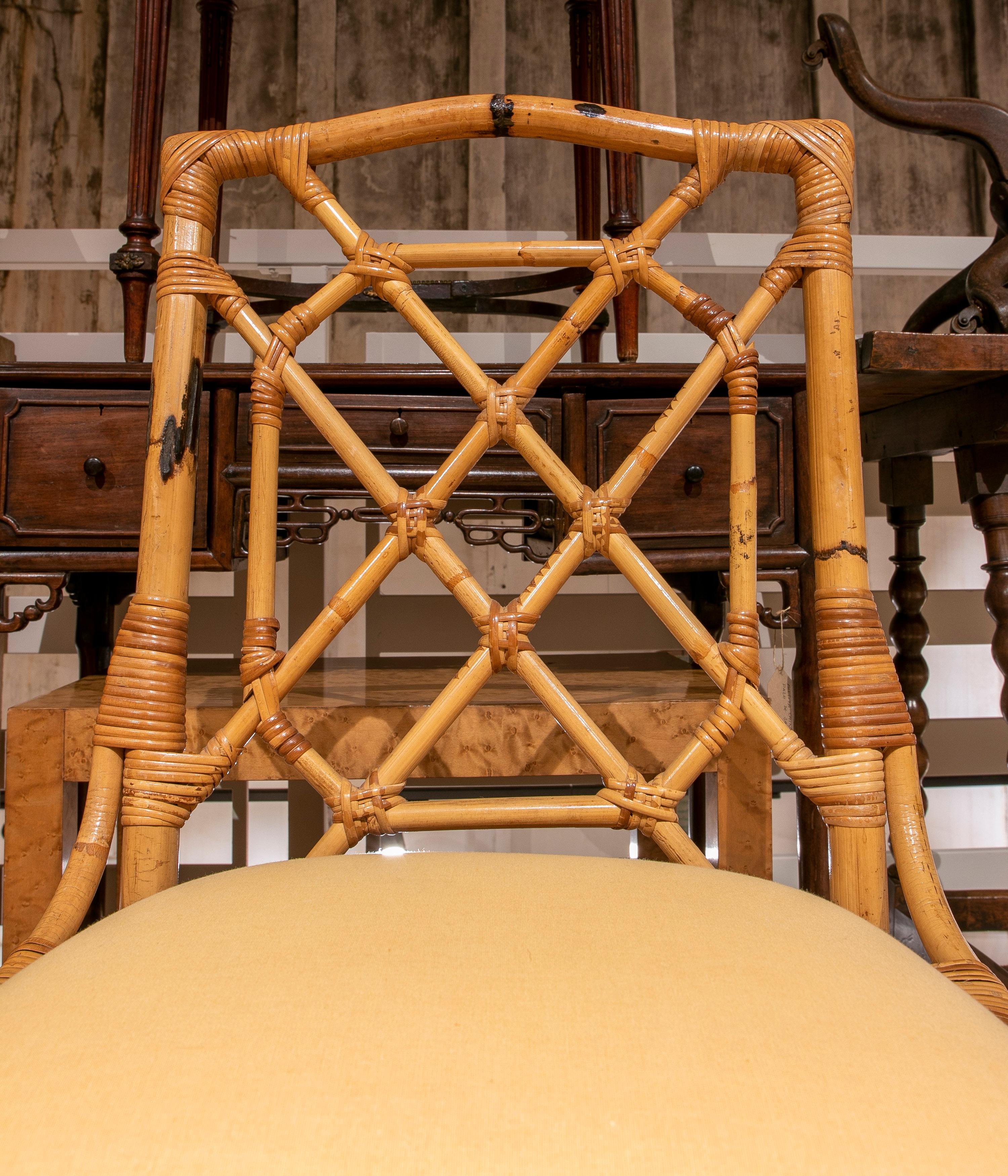 Ensemble de quatre chaises anglaises en bambou des années 1970 avec sièges tapissés de tissu en vente 9