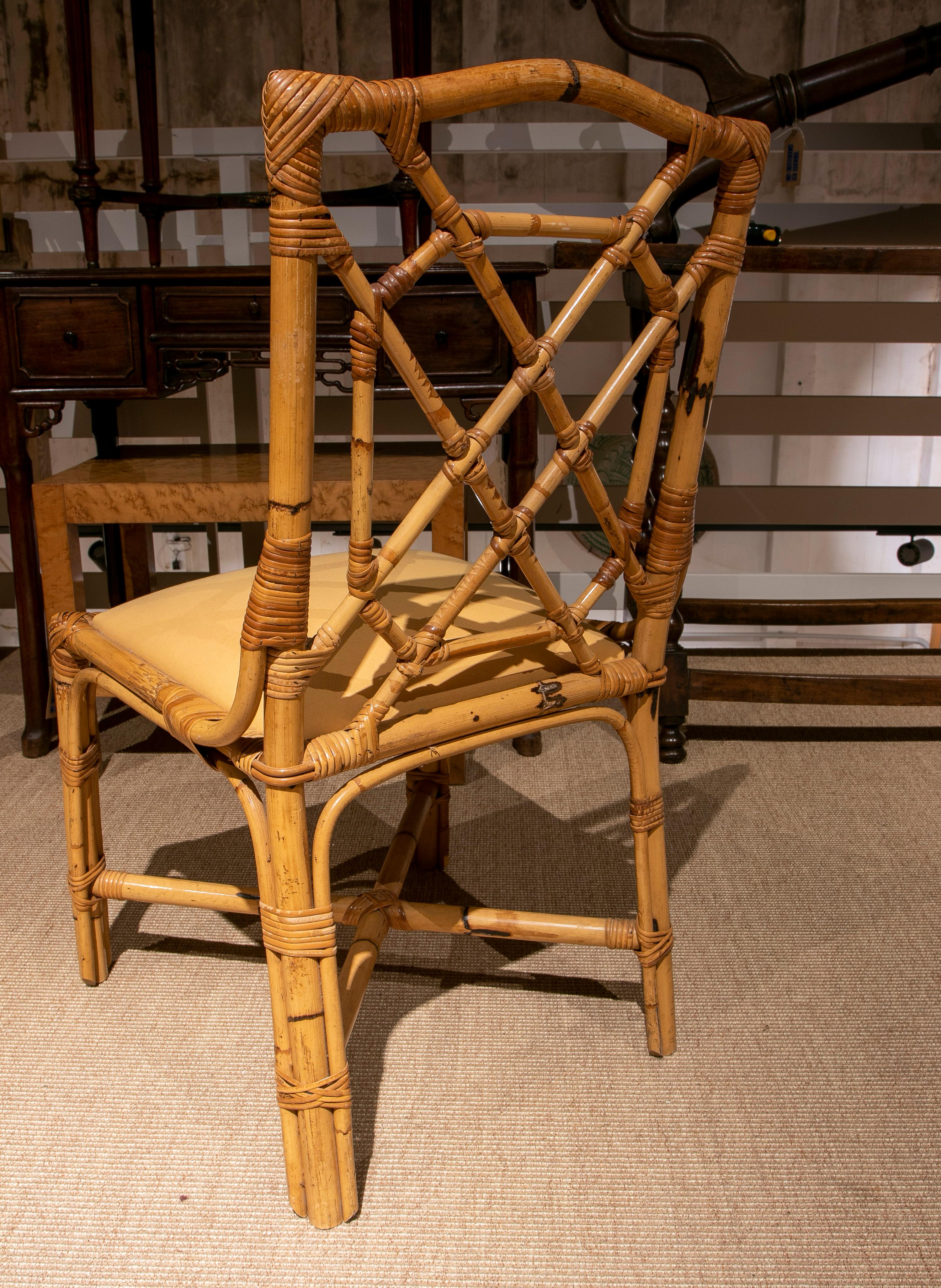 20ième siècle Ensemble de quatre chaises anglaises en bambou des années 1970 avec sièges tapissés de tissu en vente