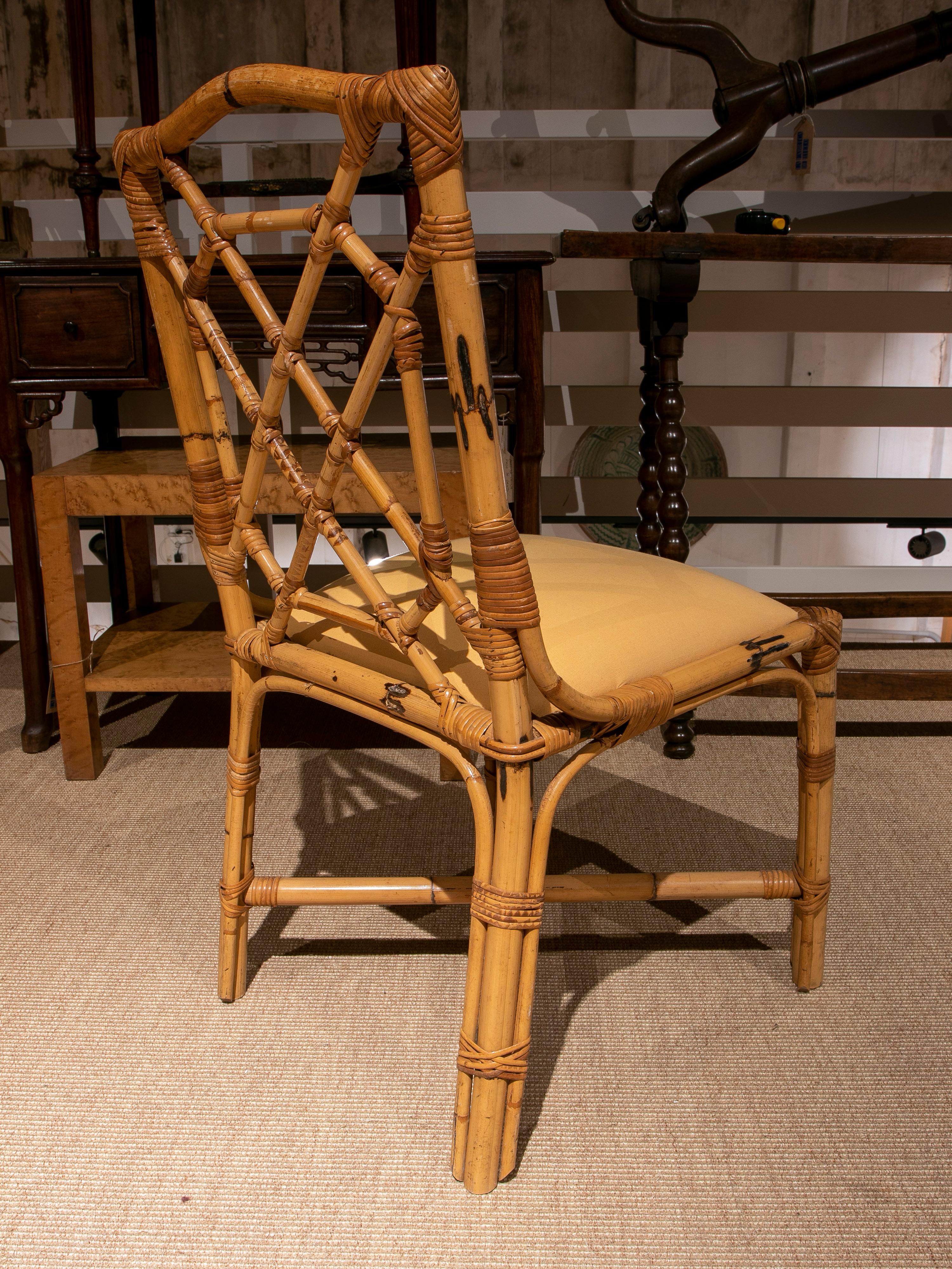 Bambou Ensemble de quatre chaises anglaises en bambou des années 1970 avec sièges tapissés de tissu en vente